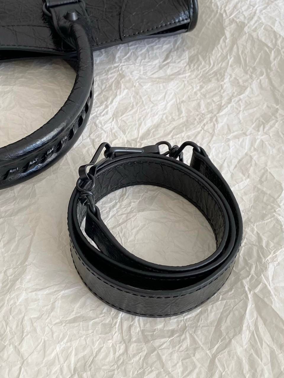 爆款🔥 ba1enciaga lie city机车包中号 黑枪🖤 哎呀，时尚真是个轮回啊 熹妃回宫！机车包24年强势回归！ 铆钉系列虽然古早，但经典 回归肯定有它的硬道理 用过city的姐妹应该都知道 它耐用 抗造 容量大 有拉链 可拎可背可挎，从日常到工作，从工作到旅行 就没有它装不下的物品 最好卖最有范儿的还得是中号 38.5×24×13.5cm797786m