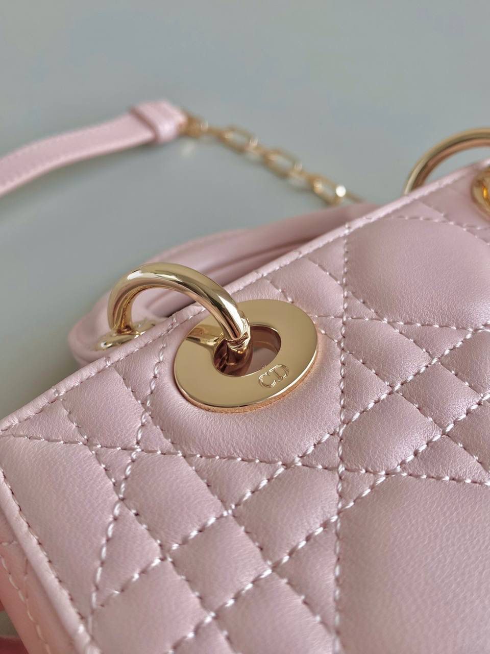 胭脂粉🩷 超迷你 𝗗𝗶𝗼𝗿 𝗗-𝗝𝗼𝘆 𝗯𝗮𝗴羊皮2023早春款 时尚果然就是轮回，回归了一把中古戴妃 长方包形，短链条➕细长肩带直接封神！！ 复古时髦感超强，真是什么场合都可以把住 绝对是lady中的天花板了，强势出圈啦姐妹们😎😍 17.5×10.5×6cm