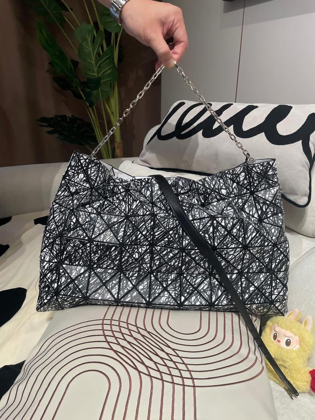 Issey miyake bao bao x RIKAKO NAGASHIMA 2way bag  100%Authentic, 98%New  ✅tap ✅Dust bag✅chain