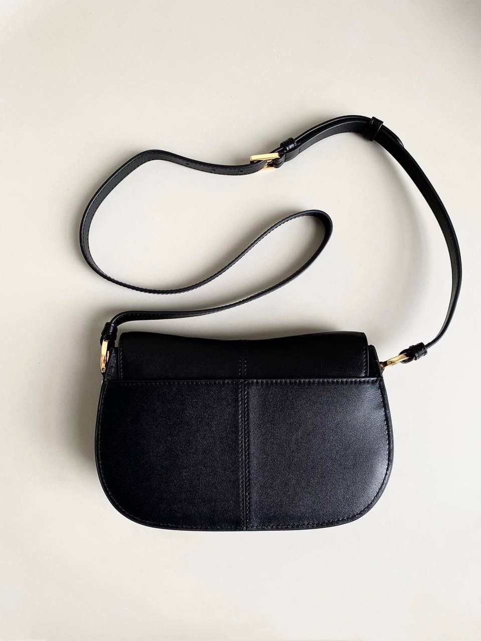 🈶黑色 𝗗𝗶𝗼𝗿 𝗯𝗲𝘀𝗮𝗰𝗲 马鞍包小号 相比较之前的bobby来说 这个版型会更大一些，皮质更柔软一些 正面是经典的CD扣，超级复古 背面仍然是延续了D家的风格 有个内侧袋，可以放手机或放卡 翻盖按扣式设计，里面还有个拉链隔层 非常实用好收纳 大小也很俏皮，容量足够日常 斜挎 肩背 腋下都可以！ 24×15×6cm #8010m