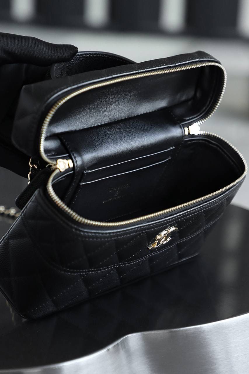 25C盒子包鑒定版👜 一包一碼 支持全球鑒定查驗身份證原廠專G 三隻羊皮料過關清單資料可査詢 25C腰線LP盒子包，獨特設計，一眼傾心！ 方正的包身線條簡潔俐落，致敬了50年代vintage手袋的復古廓形，展現出一種獨特的復古韻味。 包身中央那條優雅的弧形縫線，堪稱點睛之筆，不僅讓原本相對規整的包身瞬間立體有型，還為其增添了一份靈動與俏皮！ 五金：全鋼淺金扣 皮料：impala三隻羊中小球 尺寸：17*19.5*5cm