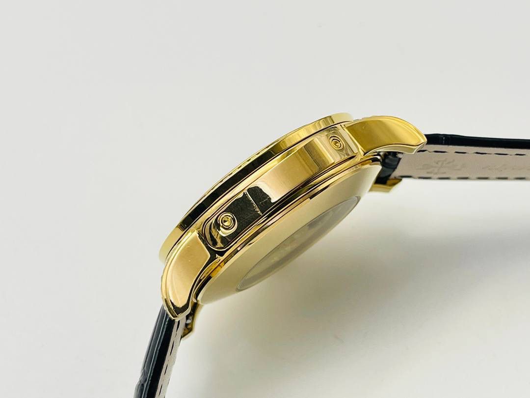 【2022诚意推荐】百达翡丽超级复杂功能系列5073P_010腕表。用心之作，细节方面： 1⃣️突破多层技术瓶颈，机芯型号为CH 29-535 升级版，质量稳定！ 2⃣️尺寸42毫米，与专柜一致。 3⃣️表圈和表耳镶103颗长形钻石。 4⃣️表带搭配意大利头层小牛皮，表扣上镶钻石更显示这块腕表的豪华气质。适合各种商务场合，简敛精致不失优雅！