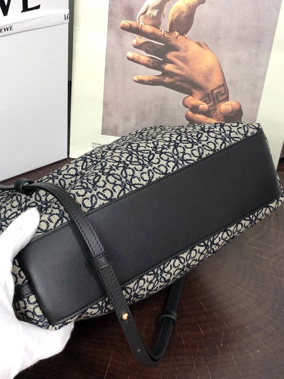 Flamenco clutch-NEW ┈┈┈୨୧┈┈┈ ✦中号✦ ❤️flamenco clutch bag可手拿亦可优雅斜挎 云朵般温暖亦轻盈的造型如此简单，💯耐看💯不会out的款式！ ❤️包袋采用进口小牛皮和提花帆布制成，手感如羊皮般细腻柔软，却比羊皮更加结实耐用，肩背、斜挎或手拿，🉑拆卸🉑调节长度。经典Anagram图案，人字纹棉质衬里。 ❤️ 采用拉绳收紧，品牌标志性绳结设计，收紧袋口就是小福袋造型，超Q，看着不大实际超会装😇 中号尺寸：30-24.5-10.5cm 编码：052028 迷你尺寸：22.5-18-9cm 编码：052030