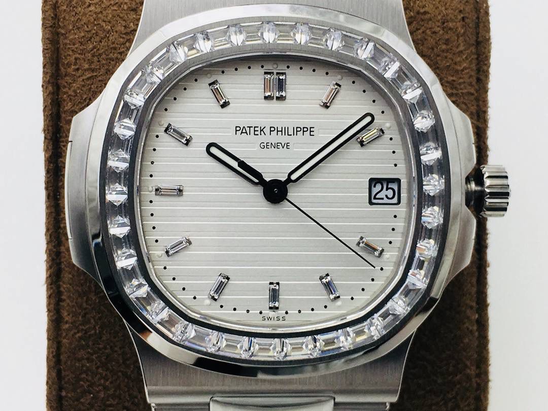 百达 翡丽 璀璨方钻亮相了[色]第一款真正意义上的超级鹦鹉螺，震撼来袭！ 1⃣️全新修正的不锈钢表带，铰链部分根据真正的百达 翡丽鹦鹉螺不锈钢表带拆解开发，和正品一致的贴合效果，逆袭之前所有副本！ 2⃣️铰链开合角度和正品一致，锁毕声音和正品相同！ 3⃣️重点指出此次V4版的面盘在采用与真品一致的覆荧光涂层金质立体时标，特别突出的“蓝魅”面无限接近原版！ 4⃣️机芯方面是全新订制的修正版的一体芯Cal.324机芯，是目前唯一做到机芯的钢印与正品一样的雕刻工艺。