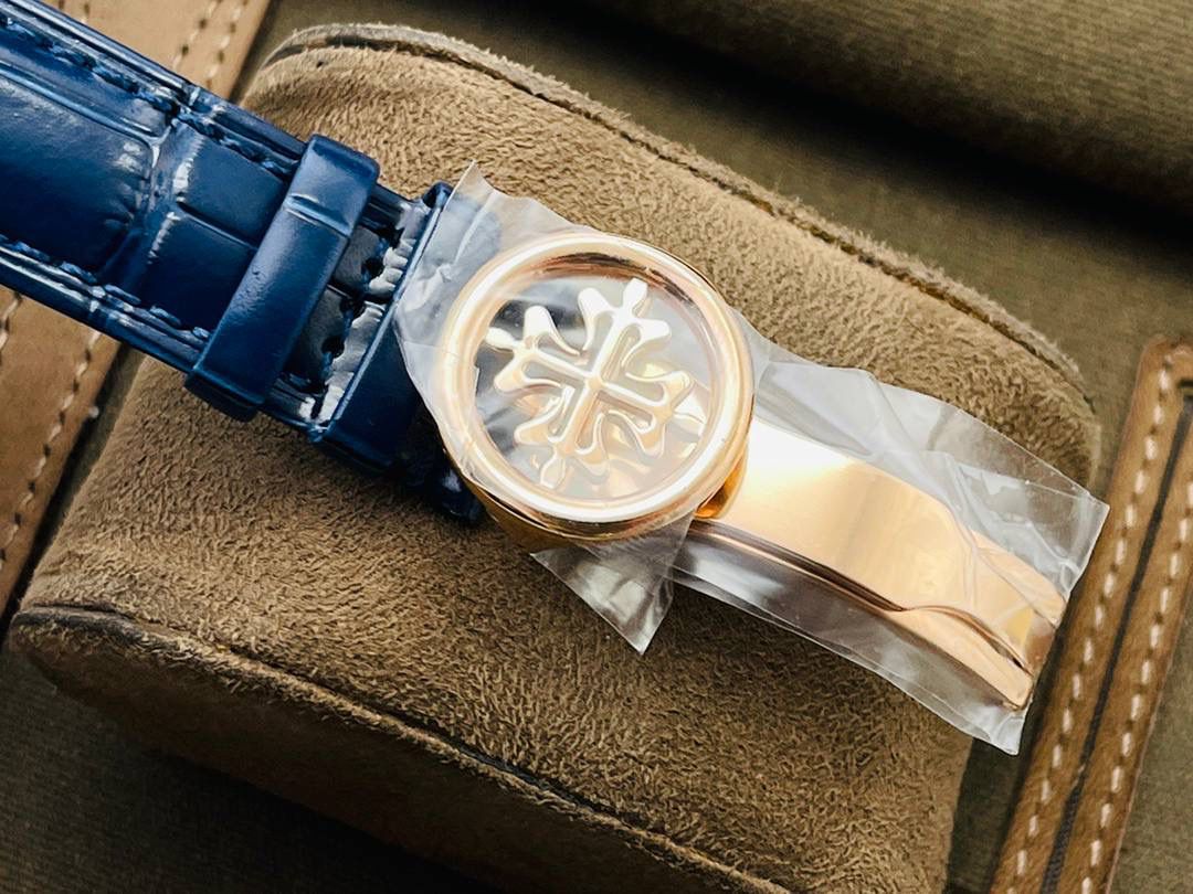 市场最高版本 百达.翡丽复杂功能计时5205G腕表！ 1⃣️历经两年不断对机芯进行改造与调试，一贯追求以原装工艺为目标！ 2⃣️直径38.5MM！ 3⃣️功能同原装一致，月相/星期/月份/日历！ 4⃣️字面为高难度双色渗透，非普通厂工艺！ 5⃣️蓝宝石玻璃镜面，表面镀多一层通透！ 6⃣️（技术突破)采用海鸥机芯改进为一体Cal.324S机芯！ 大小夹板均能做到完美倒角效果，并做镀铑加工。 7⃣️夹板采用瑞士进口宝石轴承点缀，色泽纯良，鲜艳自然