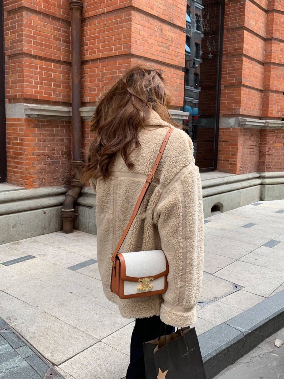 🔥大货实拍图 𝗖𝗘𝗟𝗜𝗡𝗘 ♥ 𝗧𝗥𝗜𝗢𝗠𝗣𝗛𝗘 𝗕𝗢𝗫 型号：191242 中号尺寸：22.5*16*7cm 小号尺寸：18.5*14*6cm 凯旋门自发行以来就一直火的一塌糊涂，最开始的老花到纯色到帆布，这只帆布真的太好看了，超级清新！