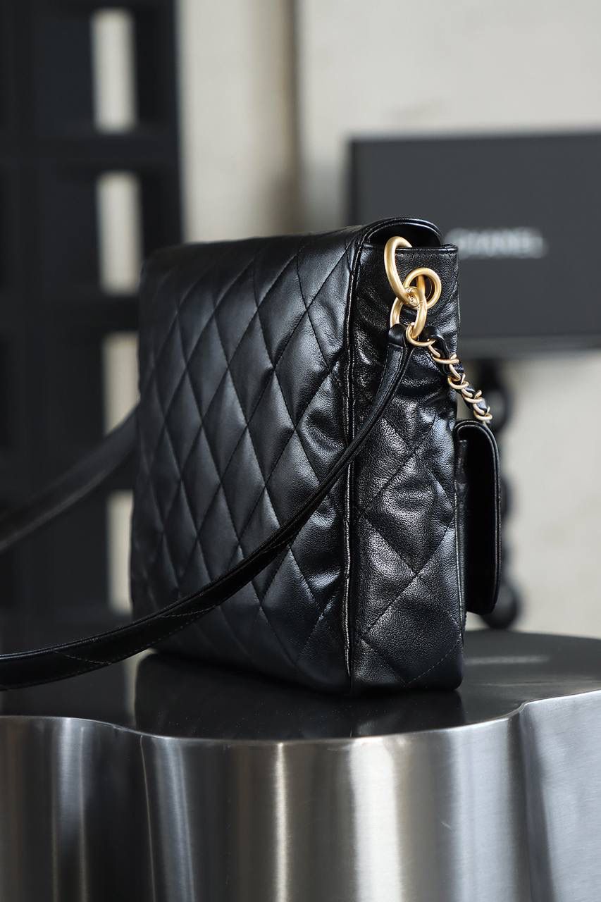 24P邮差Hobo大號鑒定版 👜 一包一碼 支持全球鑒定查驗身份證原廠專G Bonaudo原廠皮料過關清單資料可査詢 24P郵差/嬉皮包可以說是這一季的黑馬了，以其簡約而不失奢華的設計，融入復古學院風，展現出獨特的時尚魅力 五金：全銅復古鎏金 皮料：Bonaudo原廠小牛皮 尺寸大号：30*21.5*5cm 小号：24.5*19*5cm