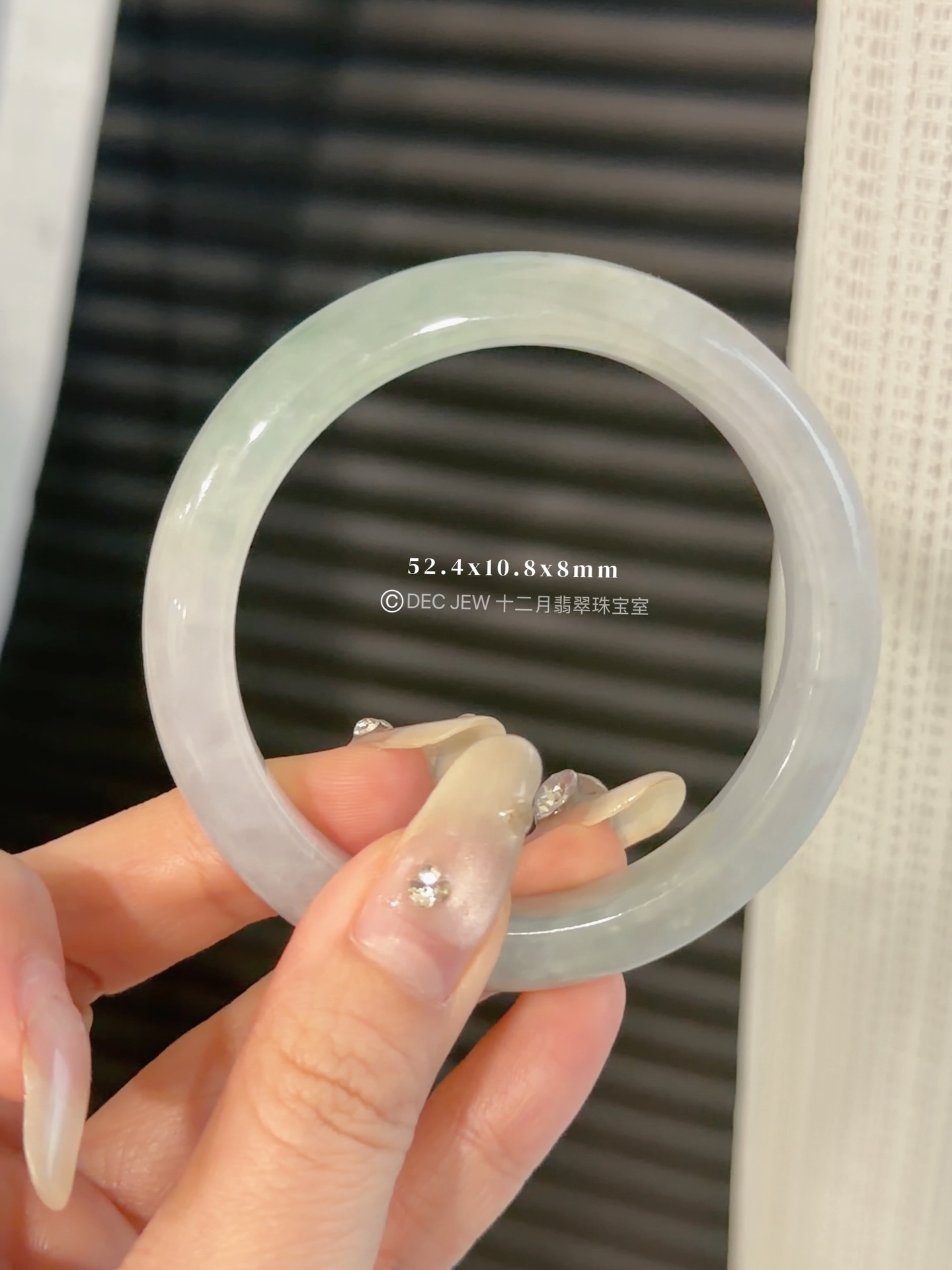 ✨马来西亚现货 · 手镯现货发售 ✨ 🟢 52正圈木那雪花棉翡翠手镯📏 手镯尺寸 • 圈口：52.4mm • 宽度：10.8mm • 厚度：8mm 📄 附证书 每只手镯均附专业鉴定证书，安心选购 ✔️ 🕊 鉴赏期 支持鉴赏期，购买更放心 🌍 全球配送 马来西亚现货，支持全球邮寄 ✈️ 📩 欢迎私讯咨询 / DM 查看细节与实#马来西亚翡翠 #怡保 #吉隆坡 #新山 #新加坡