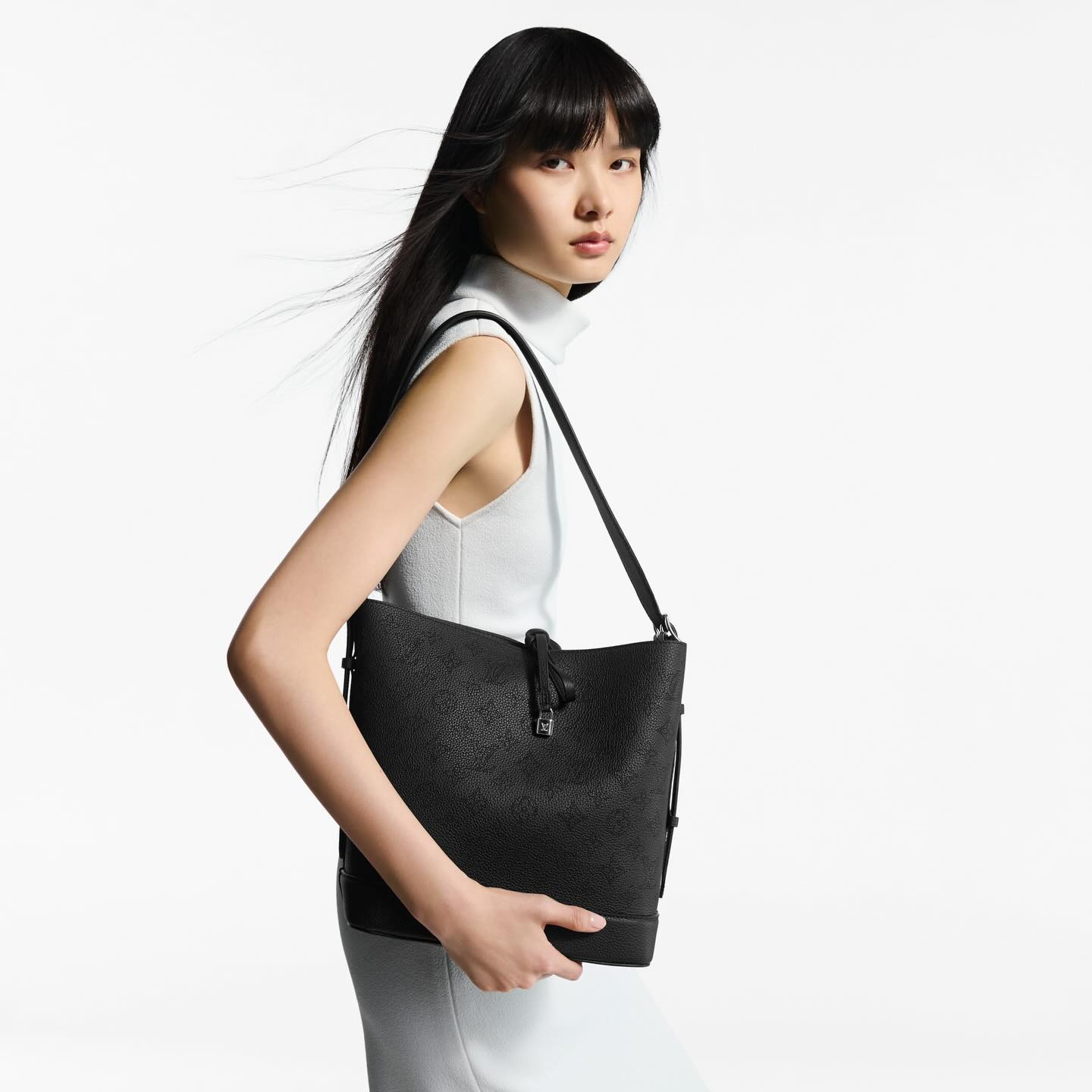 LV 🤍PRE OWNED Flore 黑色褸空水桶包 晶片款🖤