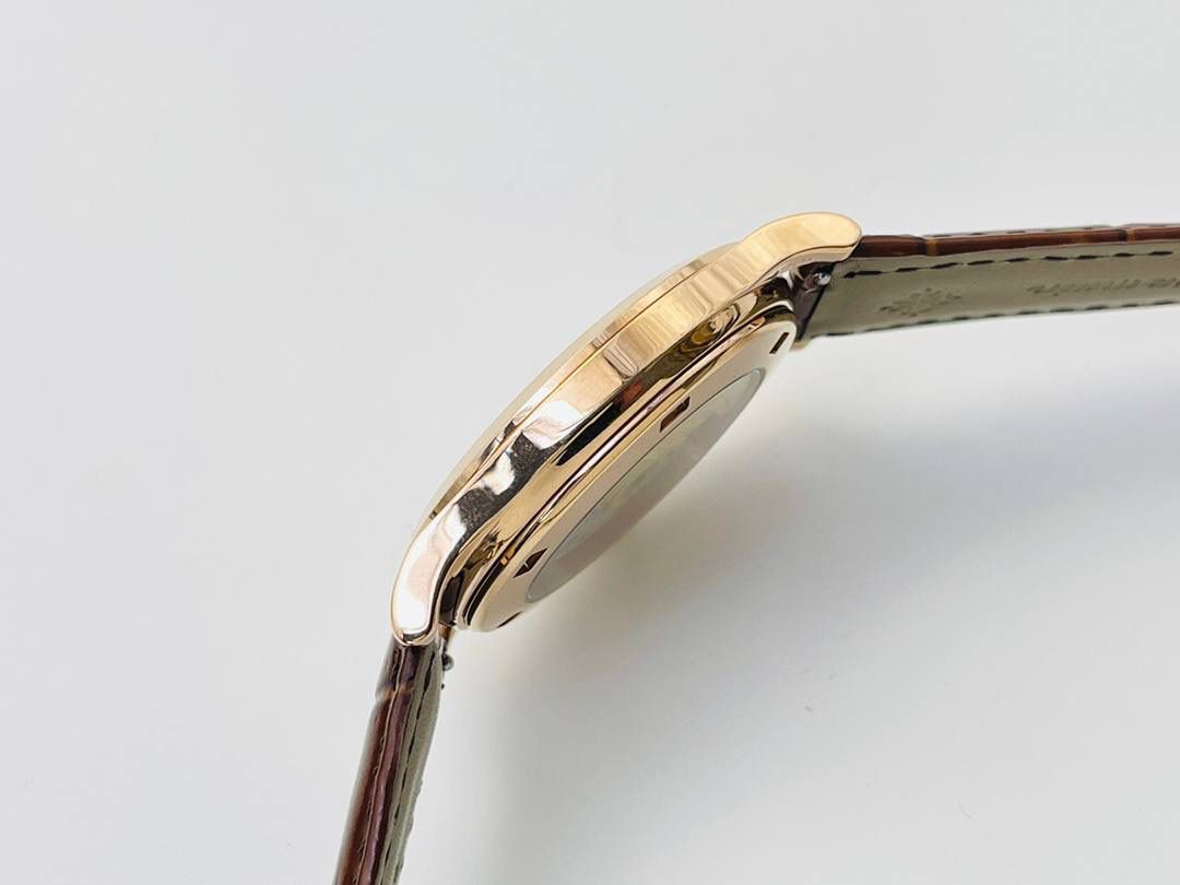 经典再续 百达翡丽古典表系列——5296-001．铂金V4升级版🤩😍细节方面： 1⃣️全新904L打造整体壳套，完善表壳细节，提升打磨质量，独家还原出正品的完美比例和特有质感。日历窗口改大小与正品一致，而非普通正常窗口！ 2⃣️刻度，指针采用最新的贵金属电镀技术加持，效果更佳出彩！ 3⃣️“锅盖型”微凸蓝宝表镜，版型与正品一致，效果通透，辨时清晰。 4⃣️【引领一体机时代】采用定制版Cal.9015改324机芯，超薄稳定性强！ 5⃣️【表带】经典意大利小牛皮表带，纹路清晰，质感上乘。针式表扣打磨齐整光亮，通用原装无压力。