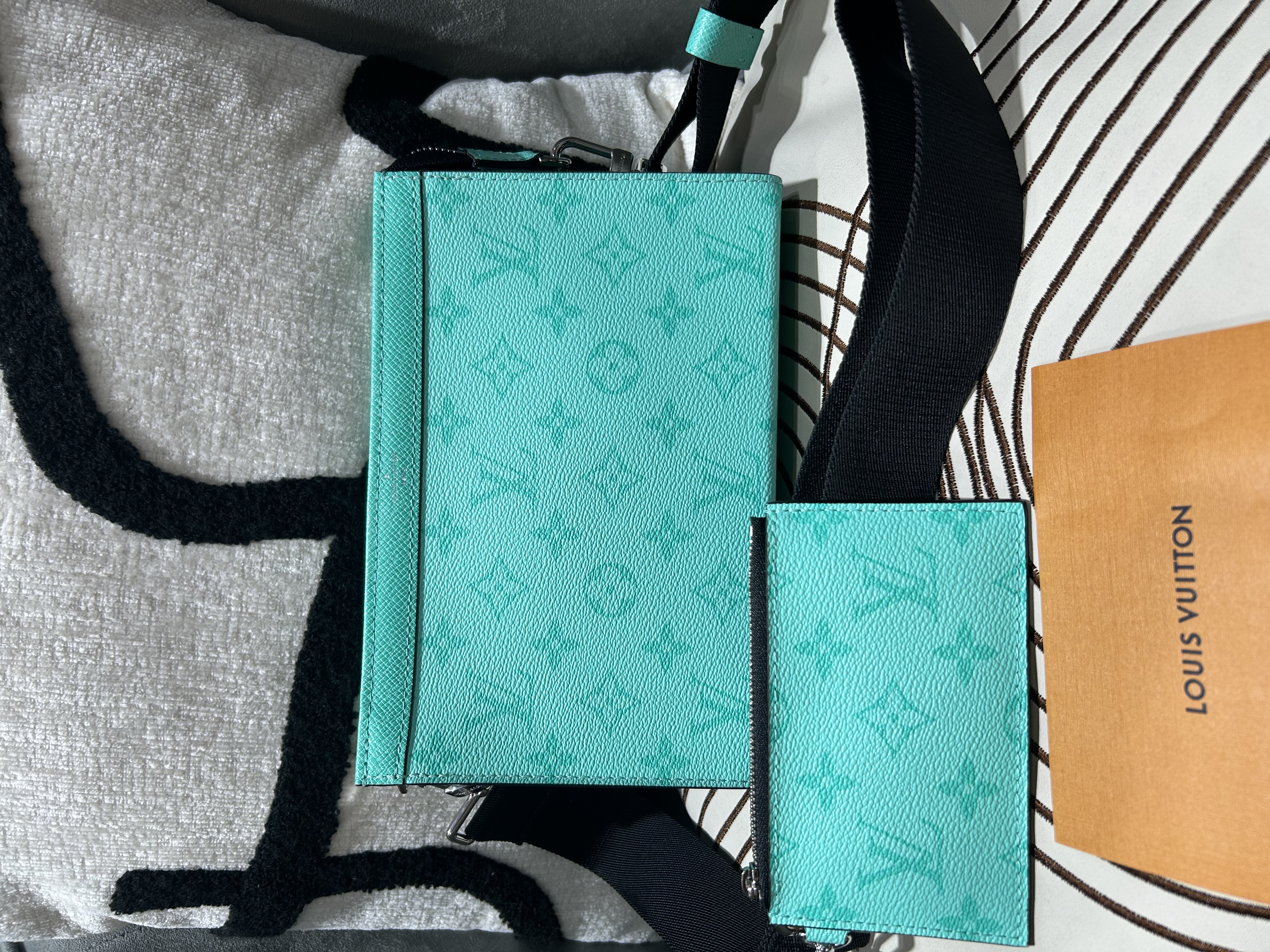 LV Taigarama Gaston Wearable Wallet Shoulder Bag M30934 限量色100%Authentic,  99new ✅專門店收據✅nfc✅ zip pouch ✅塵袋✅肩帶