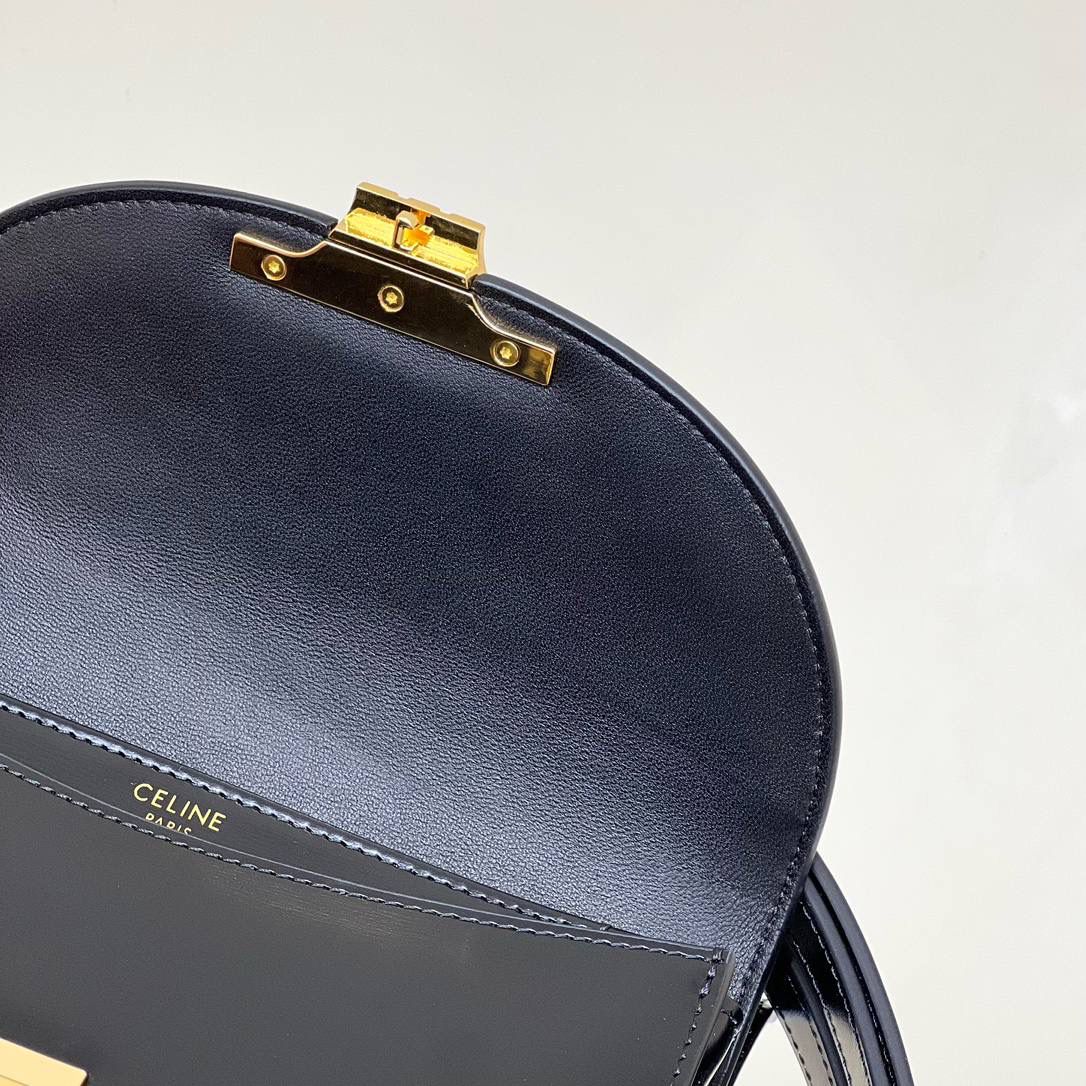 🔥大货实拍图 𝗖𝗘𝗟𝗜𝗡𝗘 ♥ 𝗧𝗘𝗘𝗡 𝗕𝗘𝗦𝗔𝗖𝗘肩带马鞍 型号：110413 尺寸：18.5*16*6cm