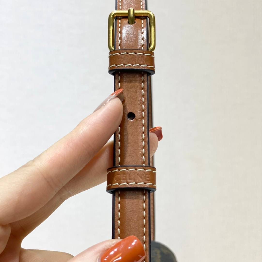 🔥大货实拍图 𝗖𝗘𝗟𝗜𝗡𝗘 ♥ 𝗧𝗥𝗜𝗢𝗠𝗣𝗛𝗘 𝗦𝗛𝗢𝗨𝗟𝗗𝗘𝗥 𝗕𝗔𝗚 感觉这两年𝐂𝐞𝐥𝐢𝐧𝐞是不是打开了任督二脉！出的包是越来越绝了！新款凯旋门腋下包简直惊喜爆棚！确认过眼神是我想要的包！必须要拥有的那种❗️ 型号：194142 尺寸：20*10*4cm