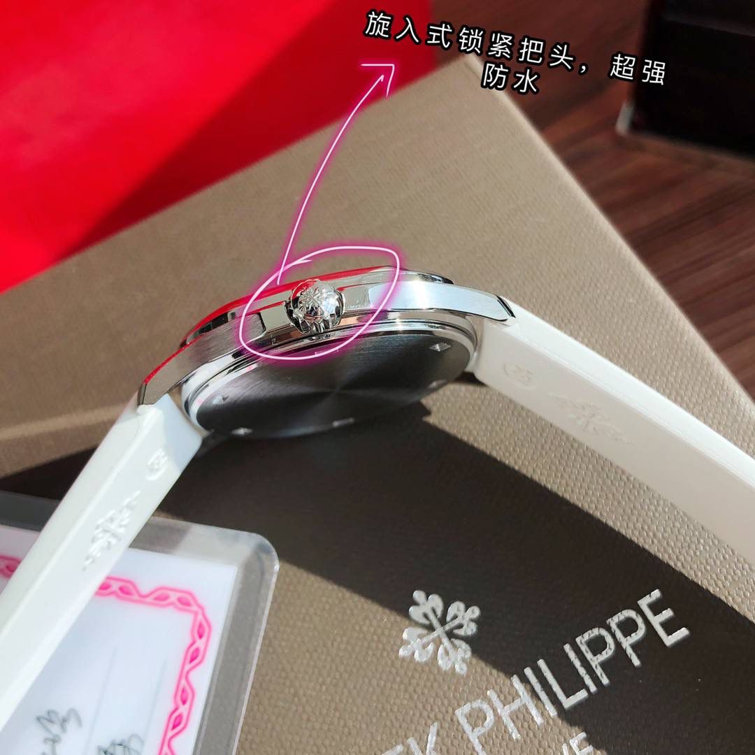 细节实拍‼️百达翡丽AQUANAUT 搭载原装瑞士石英机芯 。由100个零部件组成的一颗小而强大的内脏。真正做到零返修零误差！表盘设计也颇为独特，个性的浮雕表盘，精致立体字块。整个手表看起来立体感 高级感十足！玻璃采用蓝宝石超强硬度水晶玻璃。防反光 防刮花。进口热带复合材料橡胶表带，佩戴极为舒适贴手，适合各种手腕。搭配原装蝴蝶表扣 佩戴方便。最强舒适感😍🤟🏻