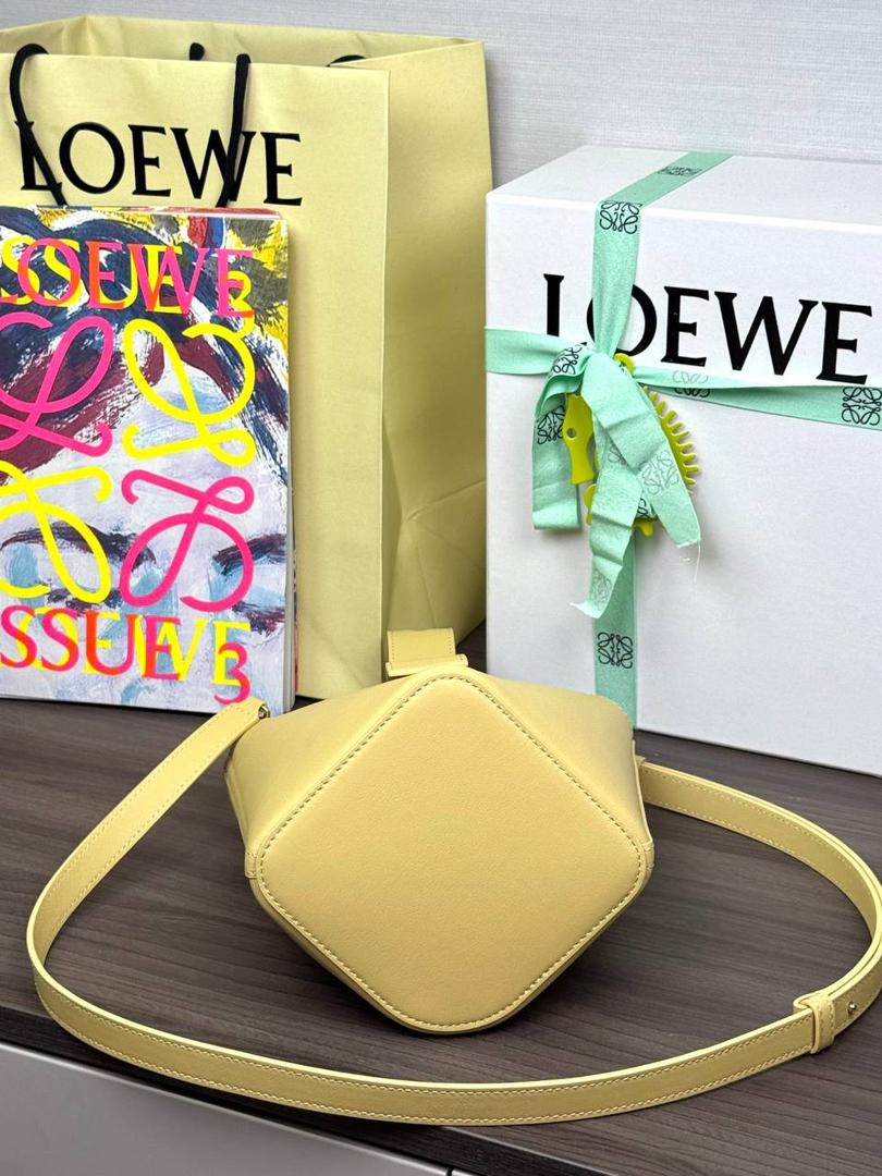 ♥️𝙈𝙞𝙣𝙞 𝙋𝙚𝙗𝙗𝙡𝙚 𝘽𝙪𝙘𝙠𝙚𝙩 ——【黄油色】 尺寸：𝟏𝟔-𝟏𝟔-𝟏𝟗.𝟓𝐜𝐦 编码：062339 【配全套礼盒】 🎈标志性Anagram鹅卵石点缀，配以纯粹简约线条以及瞩目设计风格，诠释全新𝙋𝙚𝙗𝙗𝙡𝙚手袋👜 🎈自带一根🉑拆卸🉑调节的肩带，一包多背，多样化风格，秀场大放异彩😀内里容量超大，日常实用性强👌 🎈配全套专柜礼盒🎁，给你满满的仪式感👀