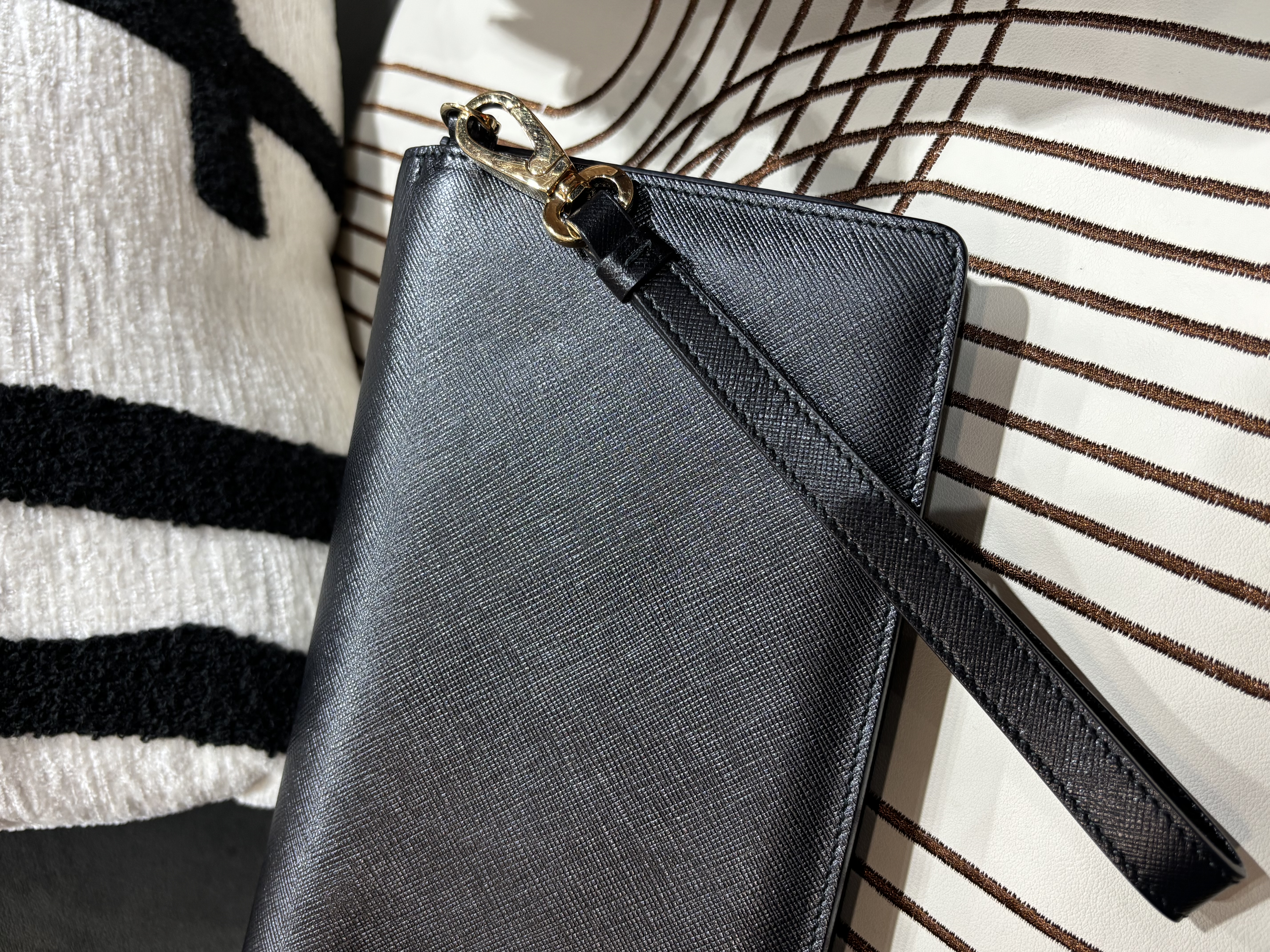 SALVATORE FERRAGAMO Miss Vara Clutch 黑色十字壓紋皮革Black Saffiano Leather 100%Authentic, 98%New ✅Dust bag