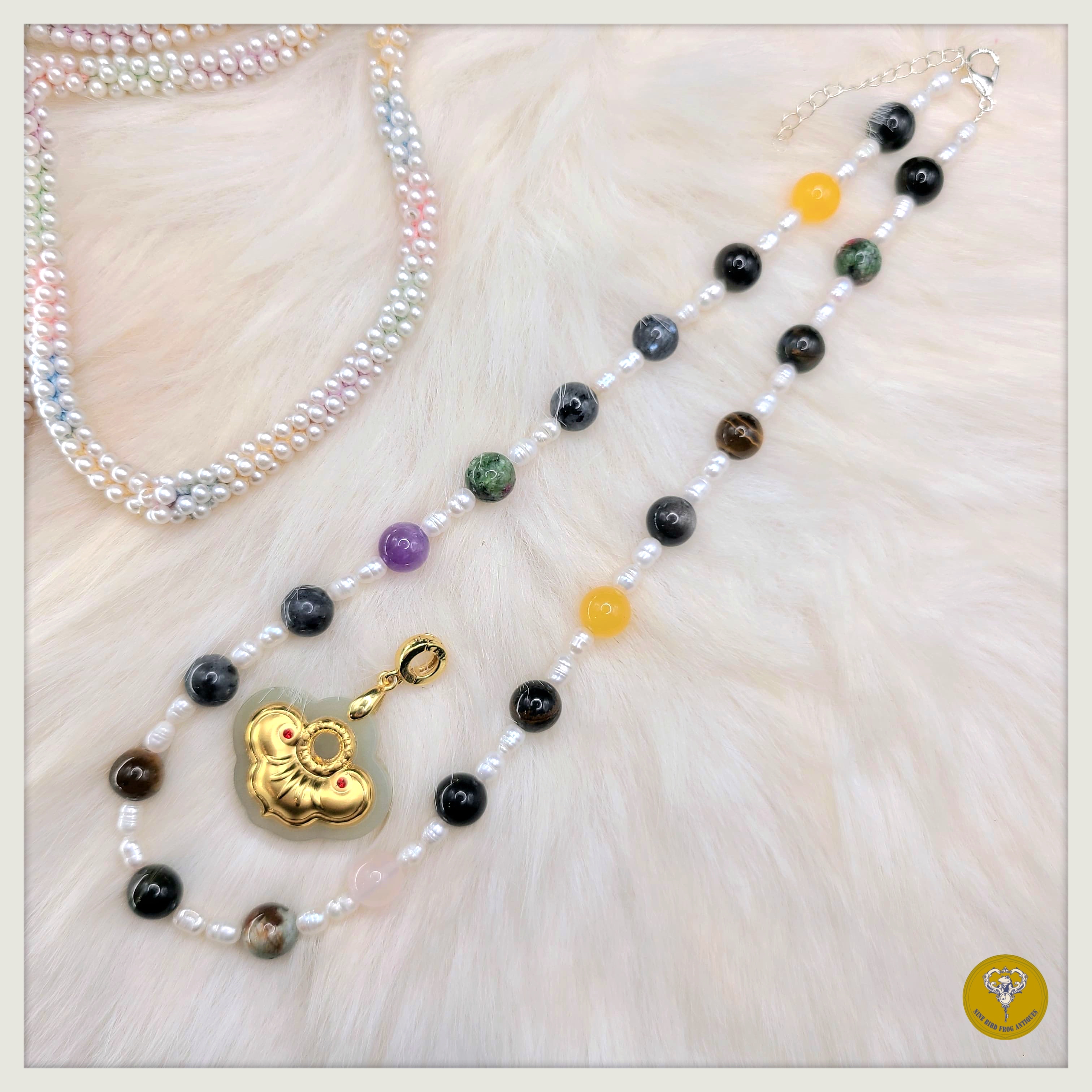 24k金鑲和田玉平安鎖吊嘴配多寶水晶珍珠頸鍊 或 翡翠珍珠頸鍊