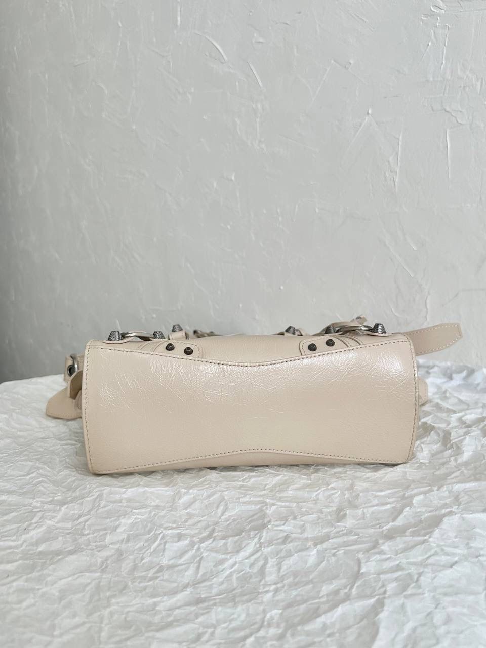 neo cagole 机车包xs奶茶色🥟 首先声明，我爱一切机车元素 无论是le cagole还是这只neo 喜欢大容量的姐妹冲这只 油蜡皮的不规则摔纹配上大量的五金配件 还有流苏拉牌➕爱心镜子➕零钱包挂件 极繁的魅力由此而来～ 辣妹酷妹冲冲！ 26×17.8×11.4cm700940m