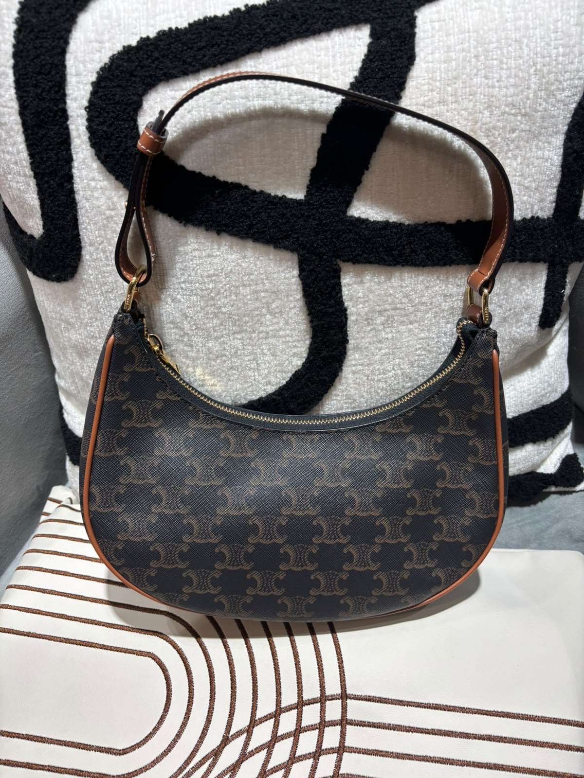 Celine Ava medium hobo triomphe  100% Authentic, 98%New ✅dust bag  
