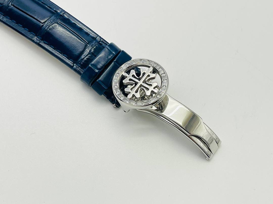 【2022诚意推荐】百达翡丽超级复杂功能系列5073P_010腕表。用心之作，细节方面： 1⃣️突破多层技术瓶颈，机芯型号为CH 29-535 升级版，质量稳定！ 2⃣️尺寸42毫米，与专柜一致。 3⃣️表圈和表耳镶103颗长形钻石。 4⃣️表带搭配意大利头层小牛皮，表扣上镶钻石更显示这块腕表的豪华气质。适合各种商务场合，简敛精致不失优雅！