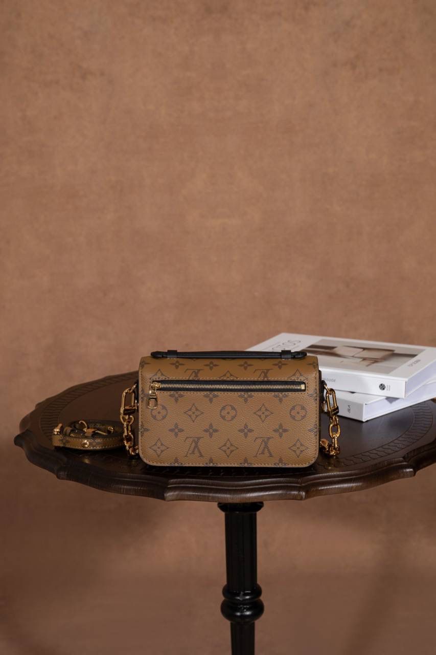 LV小邮差🎀 用的是 A+ 级全钢五金，亮亮的很有质感；再加上进口高弹面料，摸起来舒服，有弹性又有光泽，真的很加分咯 ✨ 渠道货包装，简单大方不浮夸。尺寸 21.5 × 13.5 × 6cm，小小一只但很实用，出门背刚刚好 👜