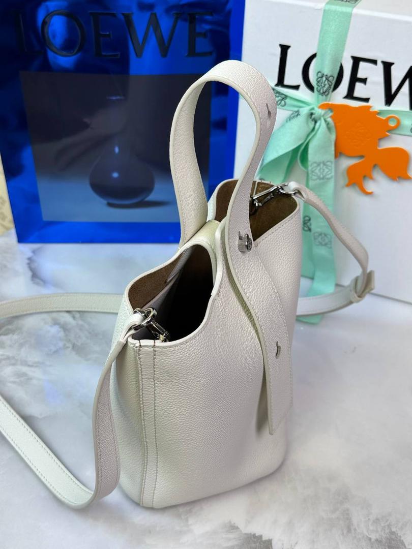 ♥️𝙈𝙞𝙣𝙞 𝙋𝙚𝙗𝙗𝙡𝙚 𝘽𝙪𝙘𝙠𝙚𝙩 ——【白色荔枝纹】 尺寸：𝟏𝟔-𝟏𝟔-𝟗.𝟓𝐜𝐦 编码：062339 【配全套礼盒】 🎈标志性Anagram鹅卵石点缀，配以纯粹简约线条以及瞩目设计风格，诠释全新𝙋𝙚𝙗𝙗𝙡𝙚手袋👜 🎈自带一根🉑拆卸🉑调节的肩带，一包多背，多样化风格，秀场大放异彩😀内里容量超大，日常实用性强👌 🎈配全套专柜礼盒🎁，给你满满的仪式感👀