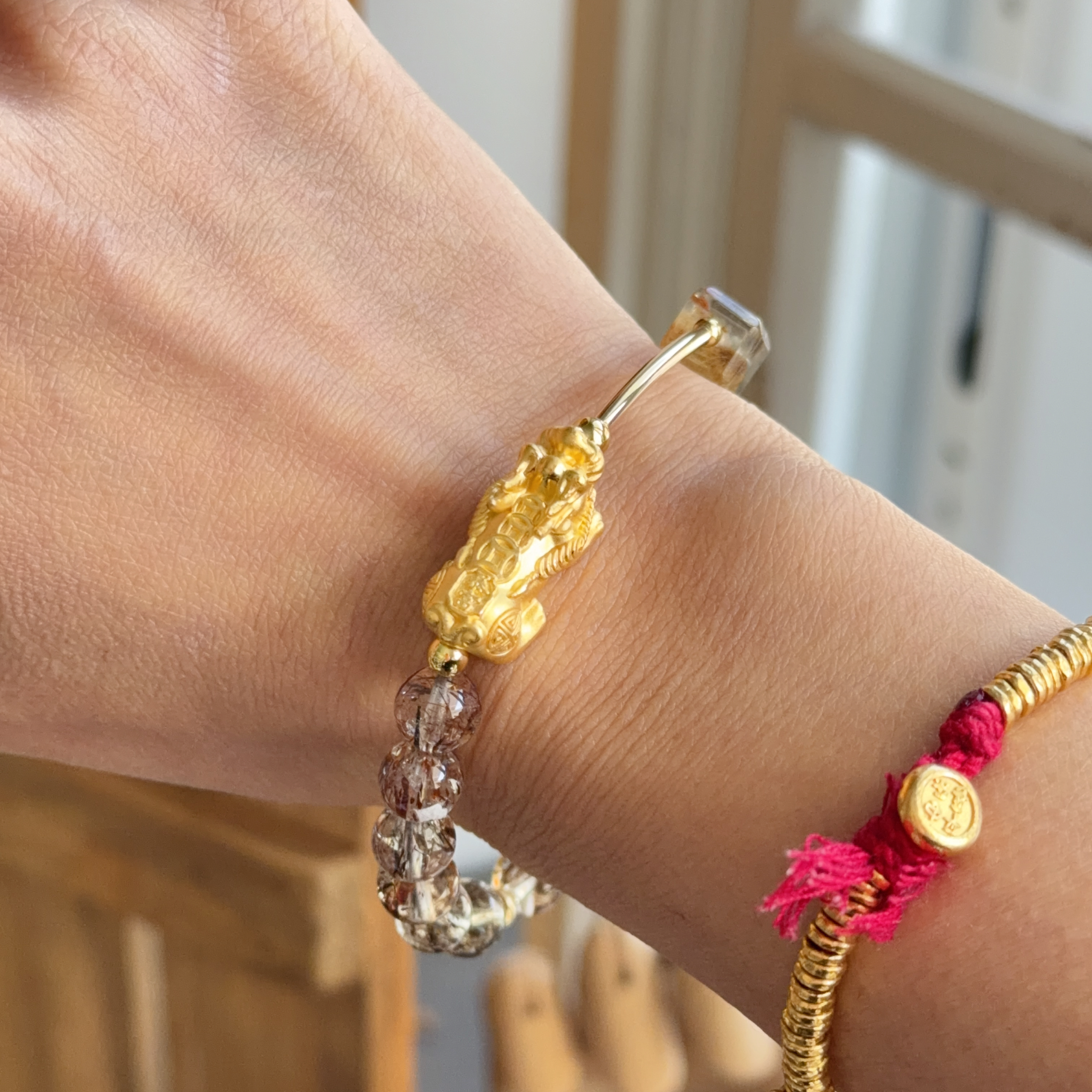  𝟵𝟵𝟵硬金貔貅襯𝟳𝗺𝗺+黑金髮晶手串