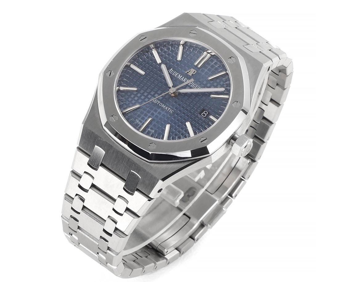 APS一体3120 最强"钢王"壳套特点 1、与原版一致:直径41毫米和厚度 9.8毫米 2、APS版的15400是市面上唯一能与原版各部件互换通用的版本，表壳所有结构位置和装配方式与原版一致 3、表壳表带细腻的拉丝且不会锋利的工艺更突显出APS一直对细节的一丝不苟 4、表带头粒连接表头处与正品一致的活动头粒设计 5、表扣的开关质感与各部位的雕刻工艺均与正品一致 6、APS版的15400兰色字面做工与颜色和正品放在一起几乎毫无色差 7、机芯方面完美复制原装3120机芯，真正的无卡度一体机芯，不再是9015加甲板