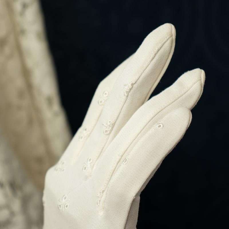 Vintage Embroidered Wrist-Length White Fabric Day Gloves (MT331)