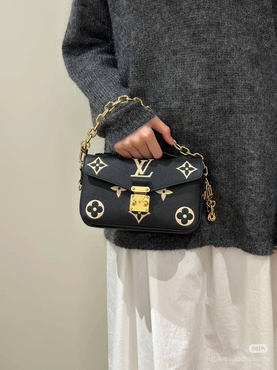 L*V 新款Metis East West系列全皮邮差包！👜✨ 这一届新款的黑马，终于理解它为什么难买了~迷你小巧的造型，经典复古风情浓浓！一见钟情的小王炸，包身保留经典的邮差包造型，通体压纹牛皮，增添更多的复古时髦感，百搭显气质的小邮差包，搭配大衣巨显得气质～神仙尺寸，神仙颜值，不仅精致时尚，可以通勤可以休闲！ 小邮差我真的会为它动容！ 尺寸：21.5/13.5/6cm M46596 黑色丝印 M46595 黑色压花