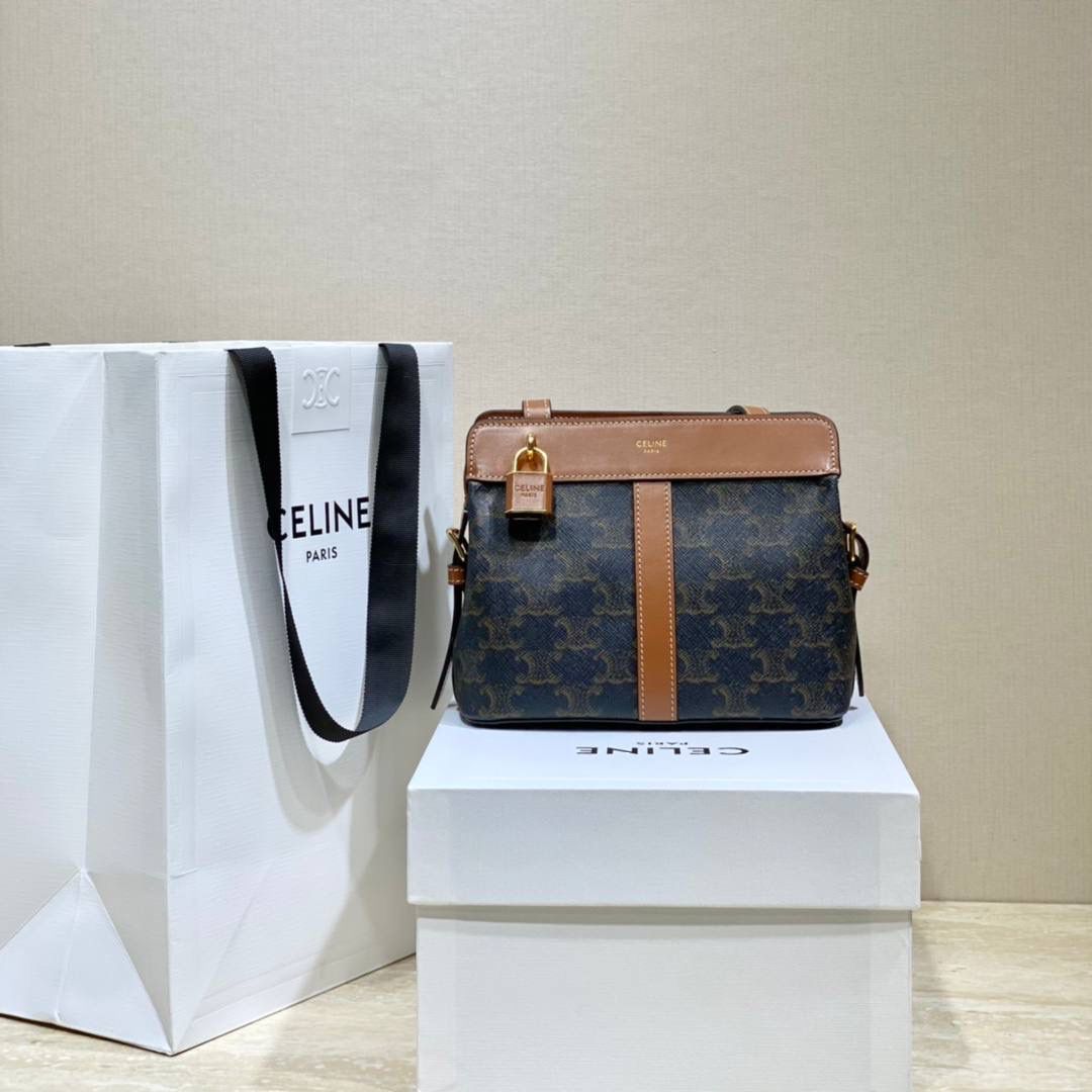 🔥大货实拍图 𝗖𝗘𝗟𝗜𝗡𝗘 ♥ 𝗧𝗘𝗘𝗡 𝗖𝗔𝗕𝗔𝗦 𝗗𝗘 𝗙𝗥𝗔𝗡𝗖𝗘 当季限定款💁‍♀️不会经常撞款的幸运锁包。型号：191992 尺寸：19*16*11cm