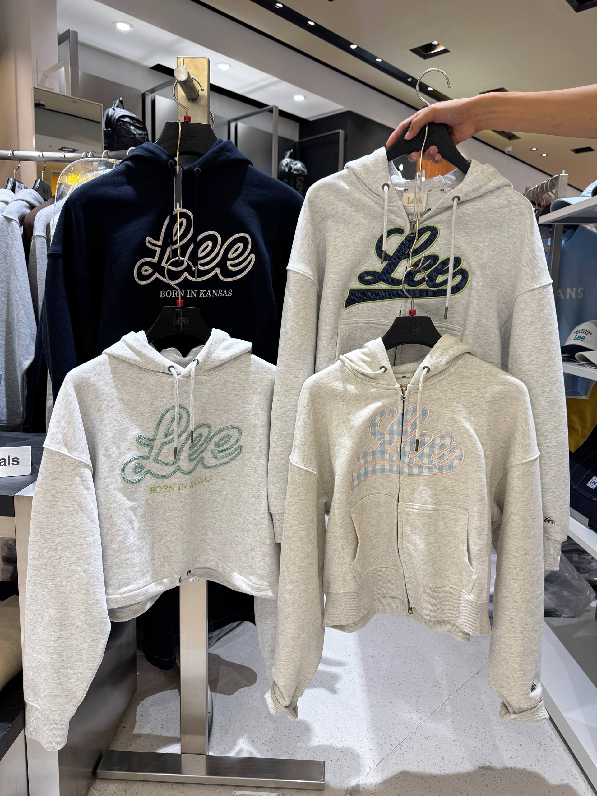 🇰🇷Lee 女款卫衣外套✨