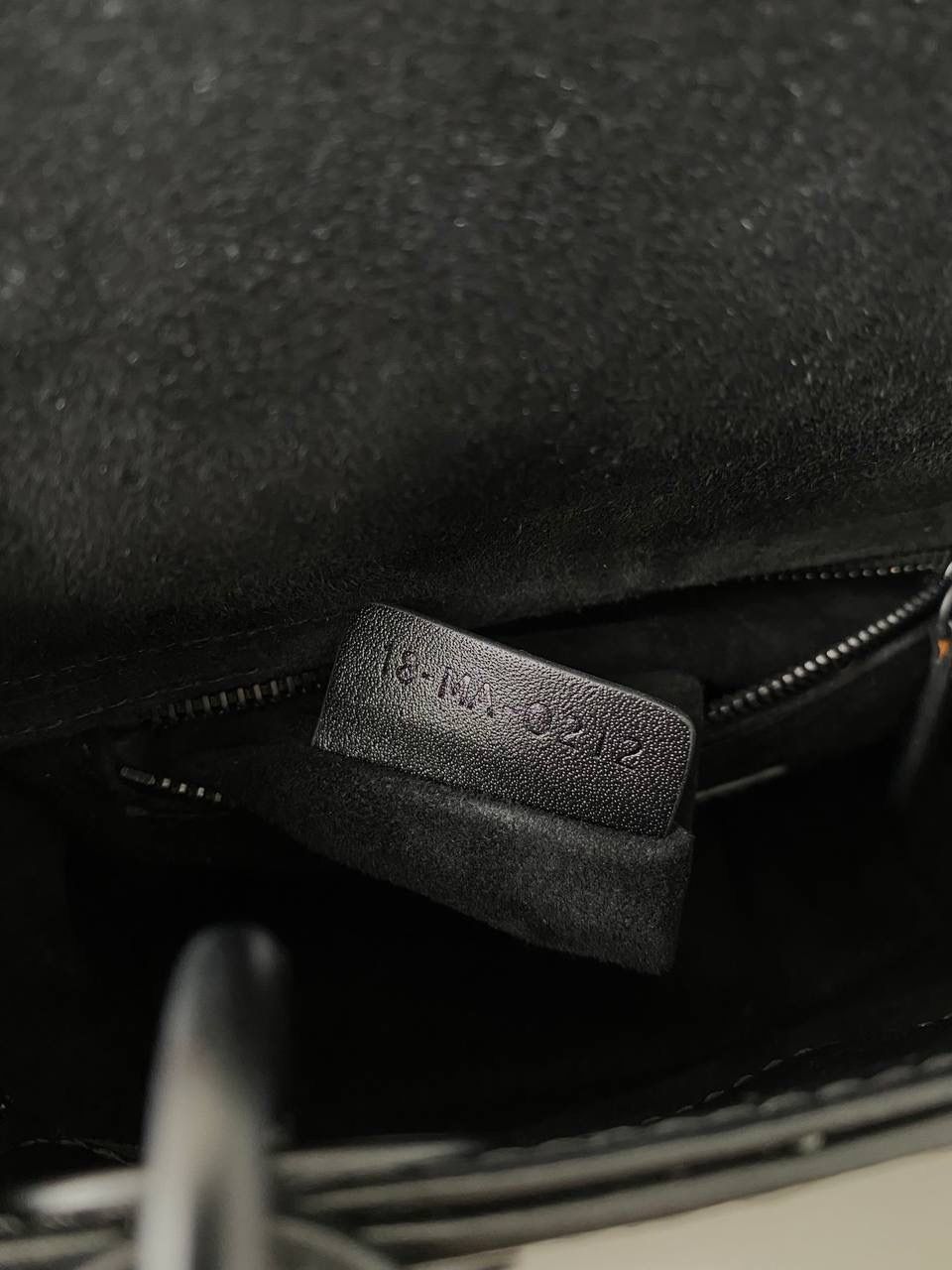 钻石黑🖤🤩 𝗗𝗶𝗼𝗿 𝗟𝗮𝗱𝘆 𝗯𝗮𝗴三格 特殊处理的哑光牛皮钻石藤格纹 八个切割面挺括有型，全套磨砂材质五金 复古时髦感超强，真是什么场合都可以把住 绝对是lady中的天花板了，强势出圈啦姐妹们🔥 17×15×7cm