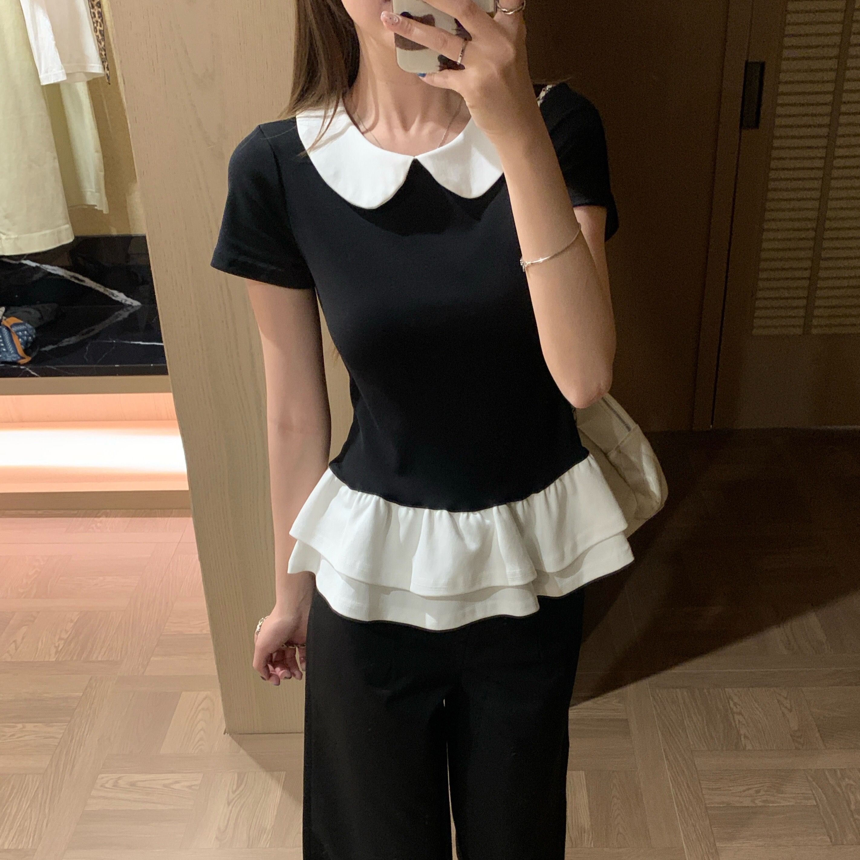 B136(9018) 韩系气质拼接白娃娃领与双层荷叶下摆黑上衣