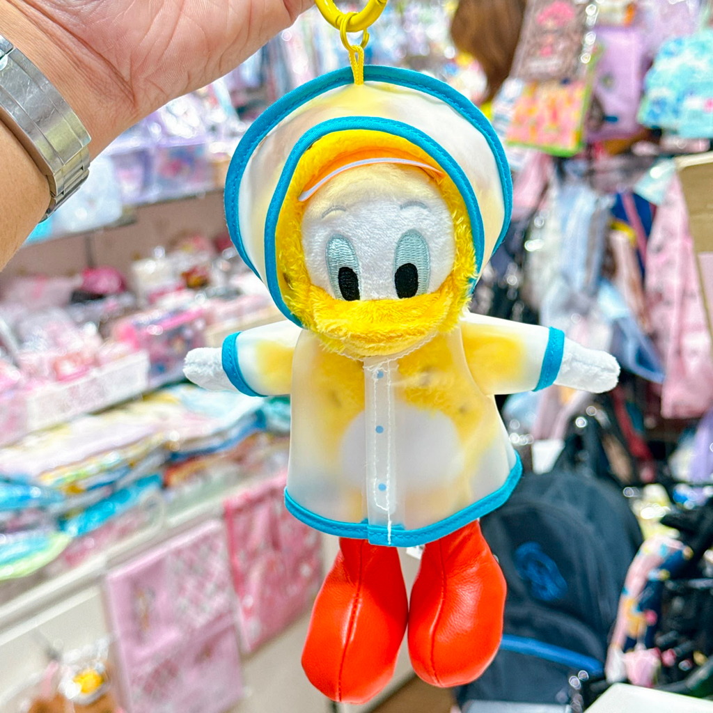 上海迪士尼樂園園內限定 唐老鴨10周年系列生日系列，雨天系列系列公仔掛飾 