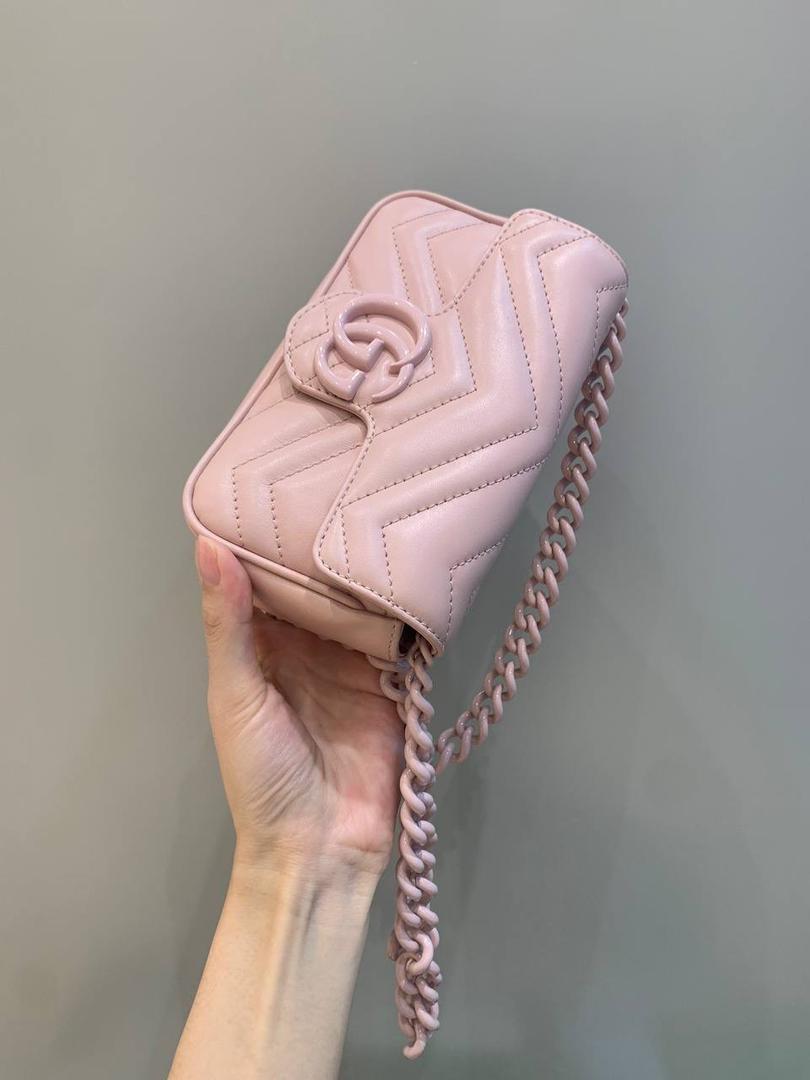 新背景实拍正品级 。马卡龙颜色：粉色❤️‍🩹 这个颜色最受欢迎，目前咨询预售的人数也是最多的，奶奶的粉色，真的是很难抗拒，实物比我拍的图片好看100倍‼️粉色我希望你们每一个人都买，不比经典款差的，颜色五金都是略深一筹，放心入，我自己已经自留了粉色！ 型号699757；尺寸16.5/10/4.5cm