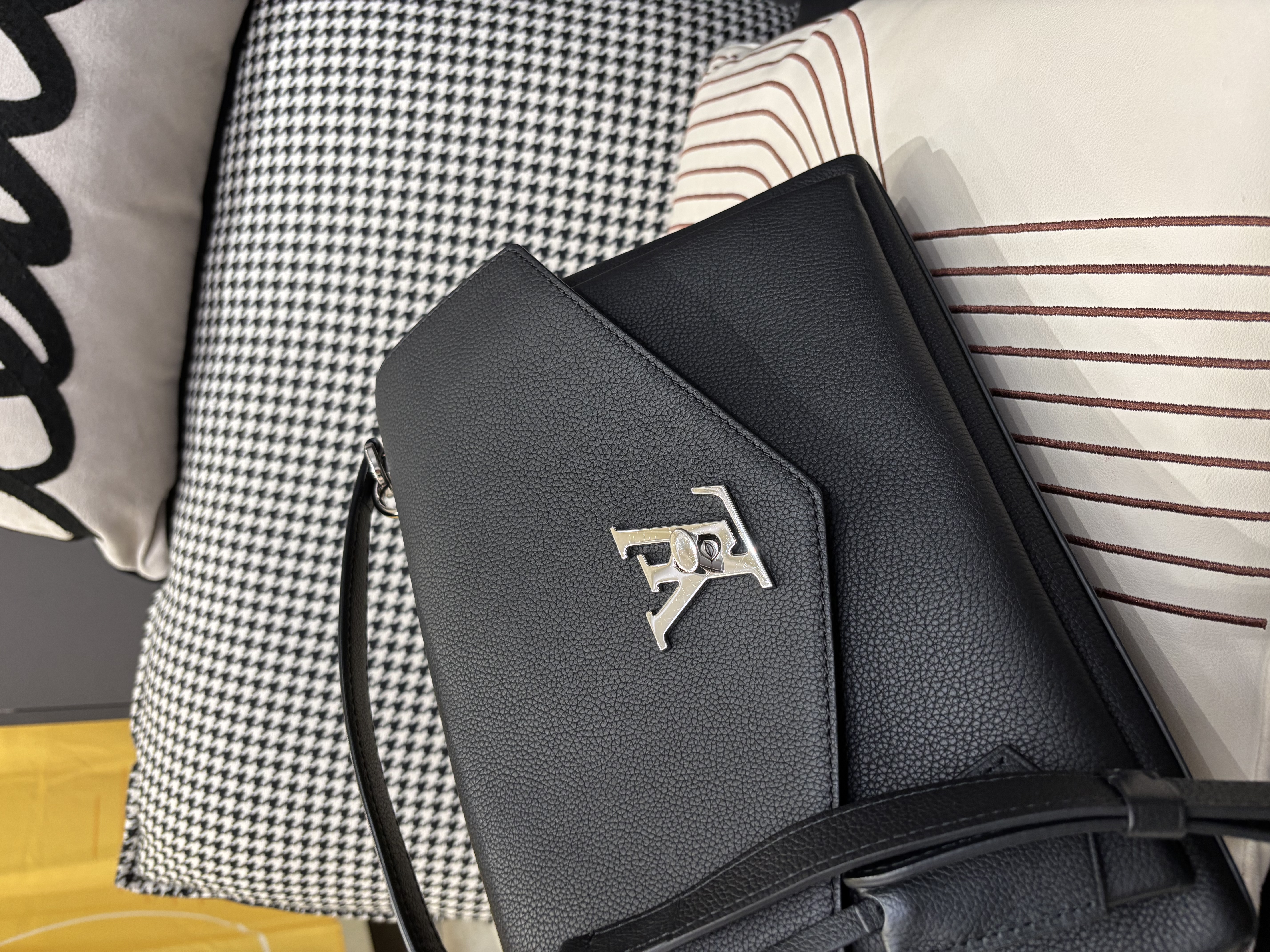 Lv MYLOCKME 2way bag M54849 黑色小牛皮 ,100%Authentic,98%new  ✅Dust bag✅肩帶