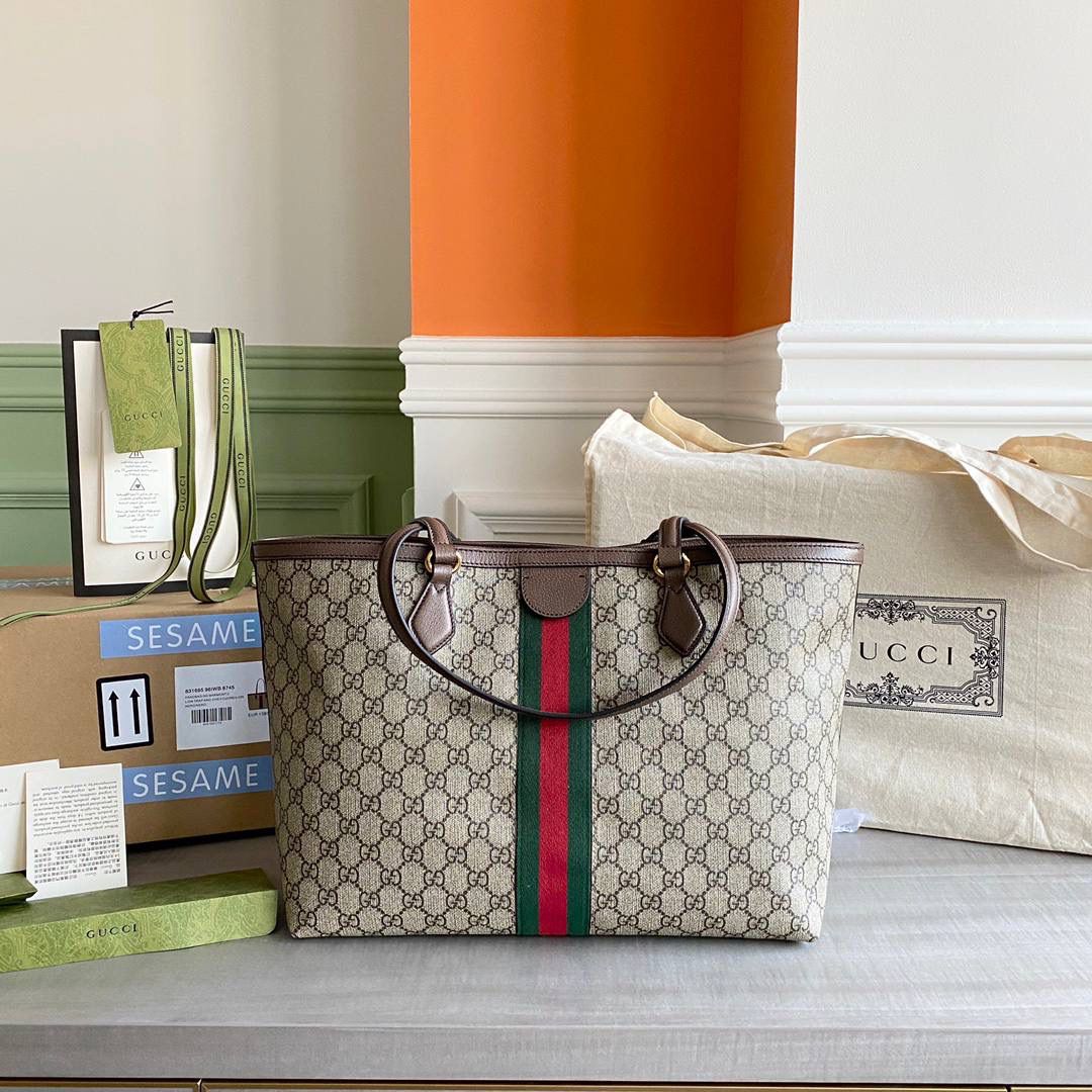 👜Ophidia系列融合了两个最具标志性的经典品牌元素：G631685:38/28/14cm！GG图案和条纹织带，且每一季均以全新造型和材质推陈出新。这款中号手提包新品采用了实用的全新造型并融入辨识度极高的设计元素，饰以织纹皮革滚边，顶端点缀双G配件。 附带️全套最新绿色系列环保包装，也可再另外多购买可循环使用帆布购物袋！‼️🤟🏻