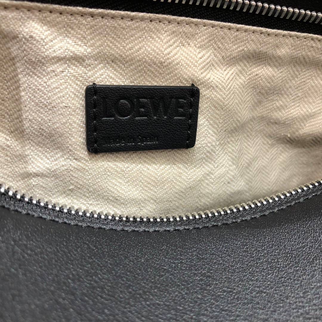 🖤 罗家经典𝐏𝐮𝐳𝐳𝐥𝐞 大号手袋 尺寸：𝟑𝟔-𝟐𝟕-𝟏𝟒𝐜𝐦 编码：061607 颜色：平纹/黑色/白标 🖤 凭借其创新的长方体形状，舒适的触感和高实用性，准确的裁切创造出了立体感。 人字纹棉帆布内衬，Anagram空压点缀，一个内部插袋隔层，后拉链口袋