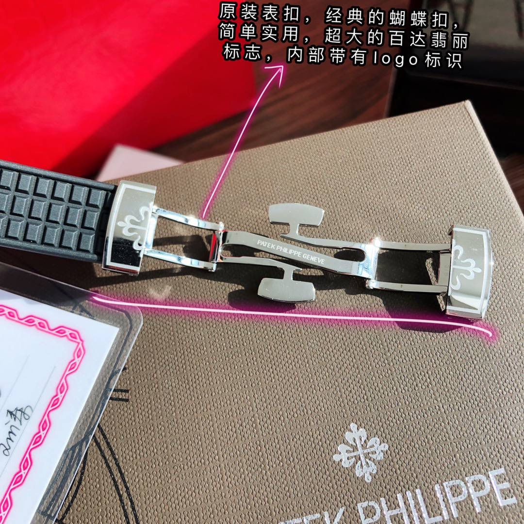 细节实拍‼️百达翡丽AQUANAUT 搭载原装瑞士石英机芯 。由100个零部件组成的一颗小而强大的内脏。真正做到零返修零误差！表盘设计也颇为独特，个性的浮雕表盘，精致立体字块。整个手表看起来立体感 高级感十足！玻璃采用蓝宝石超强硬度水晶玻璃。防反光 防刮花。进口热带复合材料橡胶表带，佩戴极为舒适贴手，适合各种手腕。搭配原装蝴蝶表扣 佩戴方便。最强舒适感😍🤟🏻