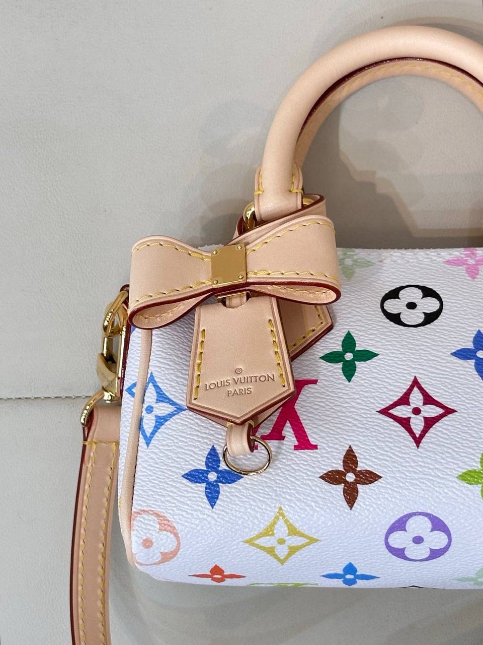 LV村上隆联名白三彩Nano Speedy来啦！姐妹们快看这个神仙包包！👜🌈 白色打底+彩色老花图案，配上祖传小锁头钥匙包，简直是《Mean Girls》千禧辣妹的标配！全新数码印花绝绝子，太阳花和熊猫都像要跳出来，阳光下自带ins滤镜特效！别看它巴掌大，手机口红💄钥匙全塞得下，从此打脸那些说mini包不实用的人！ 尺寸：16-10-7.5cm