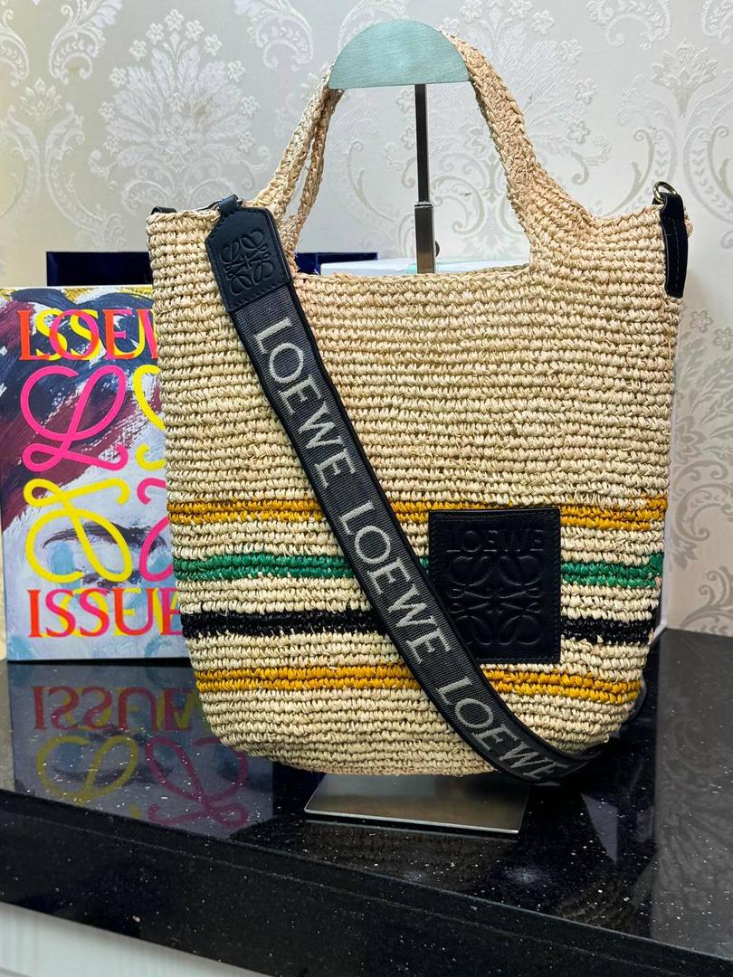 🎈𝙋𝙖𝙪𝙡𝙖 𝙞𝙗𝙞𝙯𝙖 迷你酒椰草编包𝙎𝙡𝙞𝙩🧺 ——【黑色拼色到货‼️】 面料：进口拉菲草/牛皮 尺寸：𝟑𝟎-𝟖-𝟑𝟎𝐜𝐦 编码：652405 （下单须知：由于天然纤维材料特别，带毛刺，日照时间长短不同，颜色略有变化，纯手工编织制作而成，每一只都独一无二，每个包的尺寸也有所不同‼️完美主义者慎入⚠️） 👉🏻此款草编包由纯进口拉菲草叶手工编织制作而成，搭配有一条可拆卸的刺绣宽肩带，可斜挎/肩背/手提等多样化背法❤️时尚清新，软塌不定性，慵懒又随性，夏日出行必备‼️