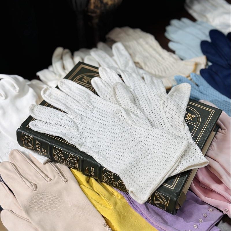 Vintage Stretchy White Fabric Gloves - size M /L(MT2425)