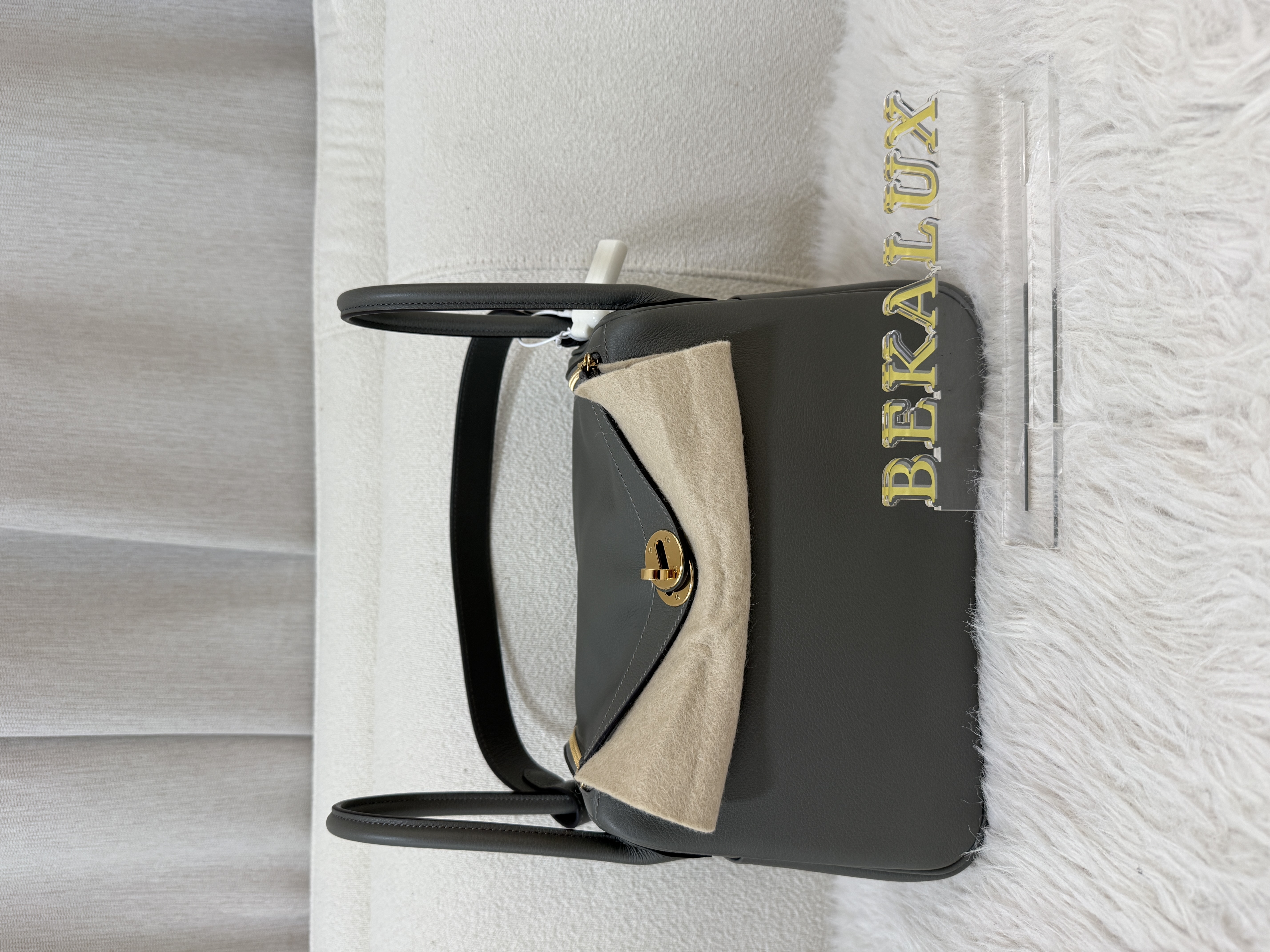 Pre-owned Hermes Lindy 26 / Stamp W