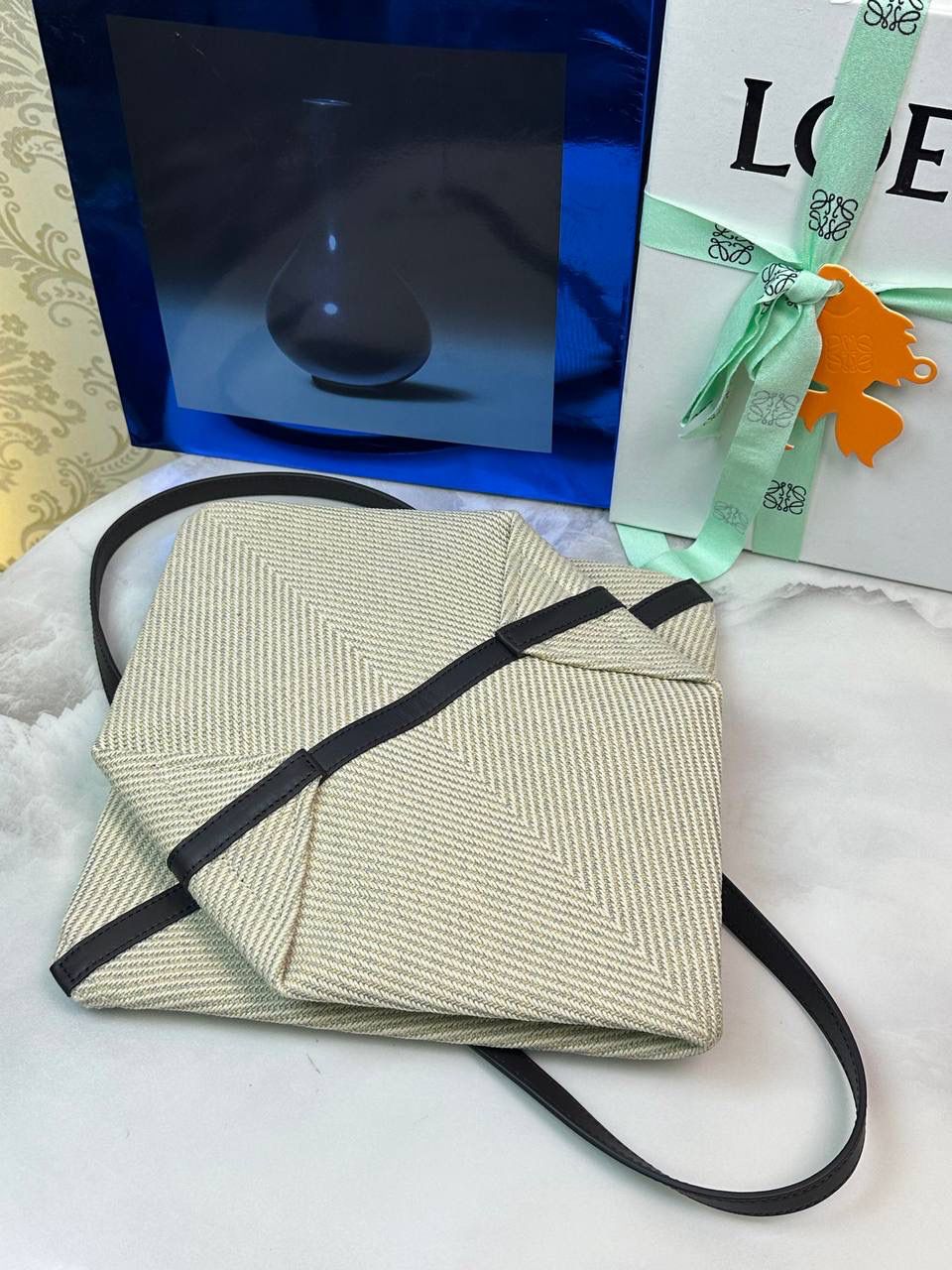 *𝐏𝐮𝐳𝐳𝐥𝐞 𝐅𝐨𝐥𝐝折叠手袋👜*（亚麻刺绣） ——全新【𝗡𝗘𝗪】升级‼️ 延续经典𝙋𝙪𝙯𝙯𝙡𝙚的标志性几何裁剪设计，新晋顶流🅰️𝙋𝙪𝙯𝙯𝙡𝙚 𝙁𝙤𝙡𝙚 𝙏𝙤𝙩𝙚以折纸包为灵感，升级成🉑完全折叠‼️的结构，立体与平面任意切换，出差旅行🧳必备单品。亚麻材质轻且柔软， 尺寸：𝟐𝟓.𝟓-𝟏𝟒.𝟓-𝟑𝟏.𝟓cm 款号：052316