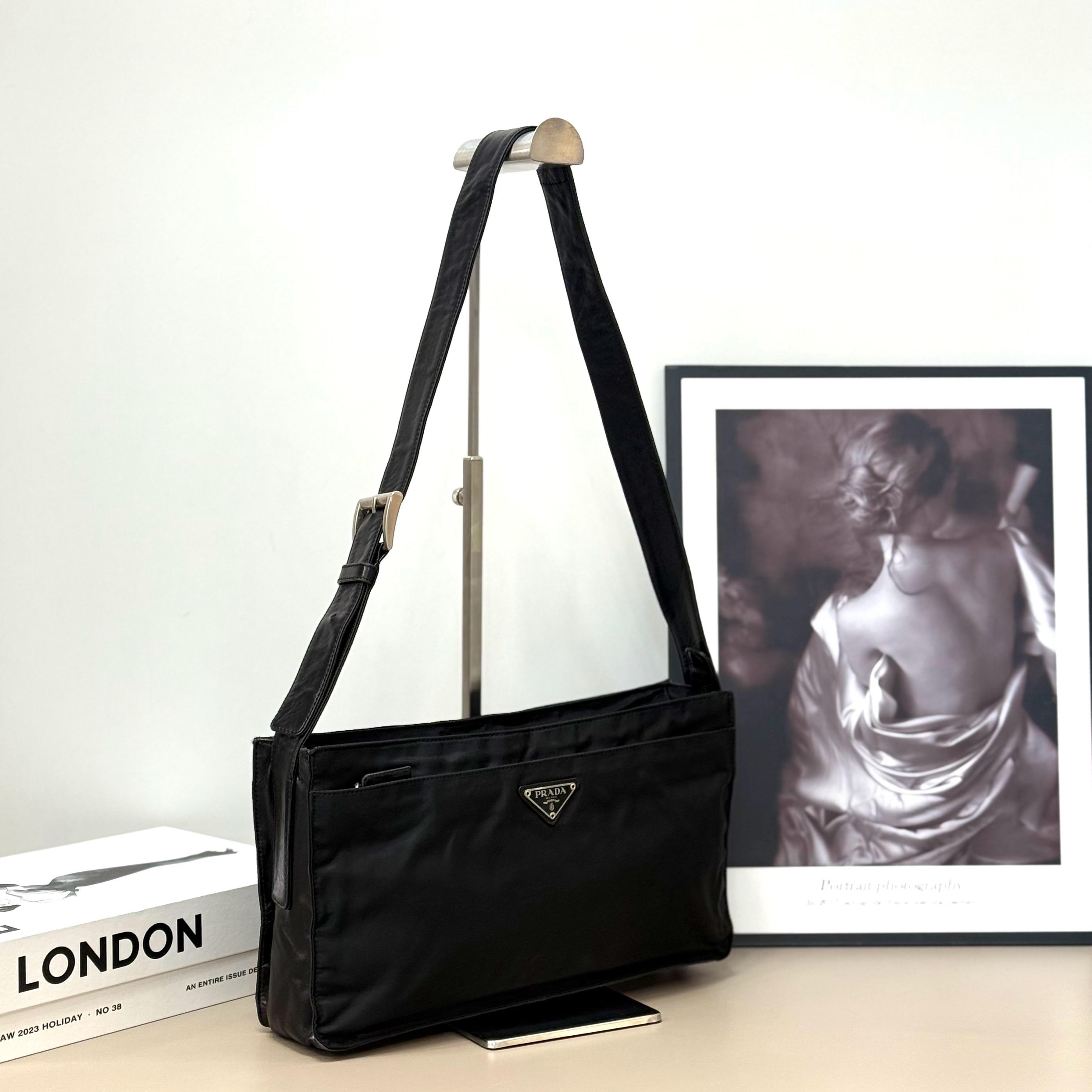 【預訂貨品】Prada黑銀尼龍拼皮雙層郵差包 