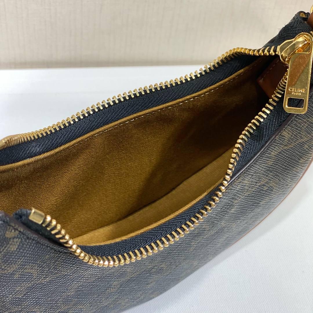 🔥大货实拍图 𝗖𝗘𝗟𝗜𝗡𝗘♥𝗖𝗔𝗡𝗩𝗔𝗦 𝗠𝗜𝗡𝗜 𝗔𝗩𝗔 腋下包鼻祖AVA出迷你款啦，简直可爱炸了！型号：10I602 尺寸：16*8.5*4cm