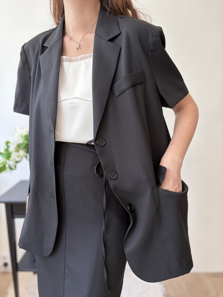 Noir Air Relaxed Blazer (Black)