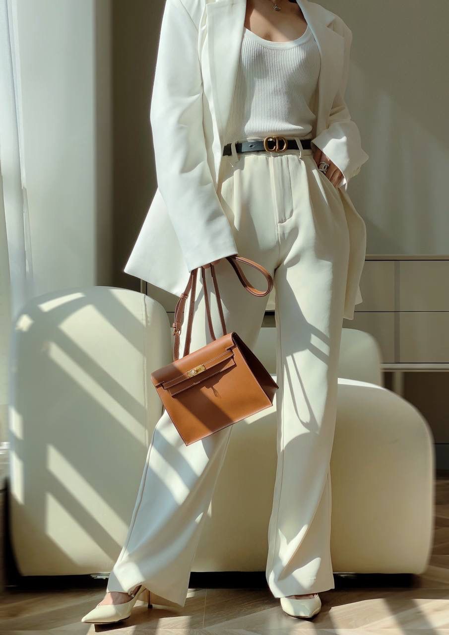 『金棕色·金』 ‘’Kᴇʟʟʏ ᴅᴀɴsᴇ • Evercolor 🎀 时尚圈就是一个圆！ 最厉害的就是六种背法： 斜背、侧背、肩背、腰包、背包、手包 集美们一定要安排起来‼️ 22Cm