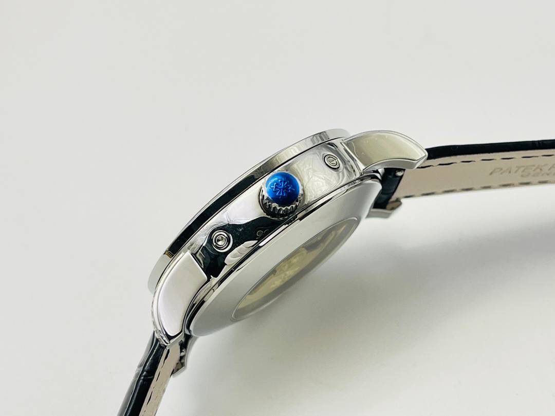 【2022诚意推荐】百达翡丽超级复杂功能系列5073P_010腕表。用心之作，细节方面： 1⃣️突破多层技术瓶颈，机芯型号为CH 29-535 升级版，质量稳定！ 2⃣️尺寸42毫米，与专柜一致。 3⃣️表圈和表耳镶103颗长形钻石。 4⃣️表带搭配意大利头层小牛皮，表扣上镶钻石更显示这块腕表的豪华气质。适合各种商务场合，简敛精致不失优雅！